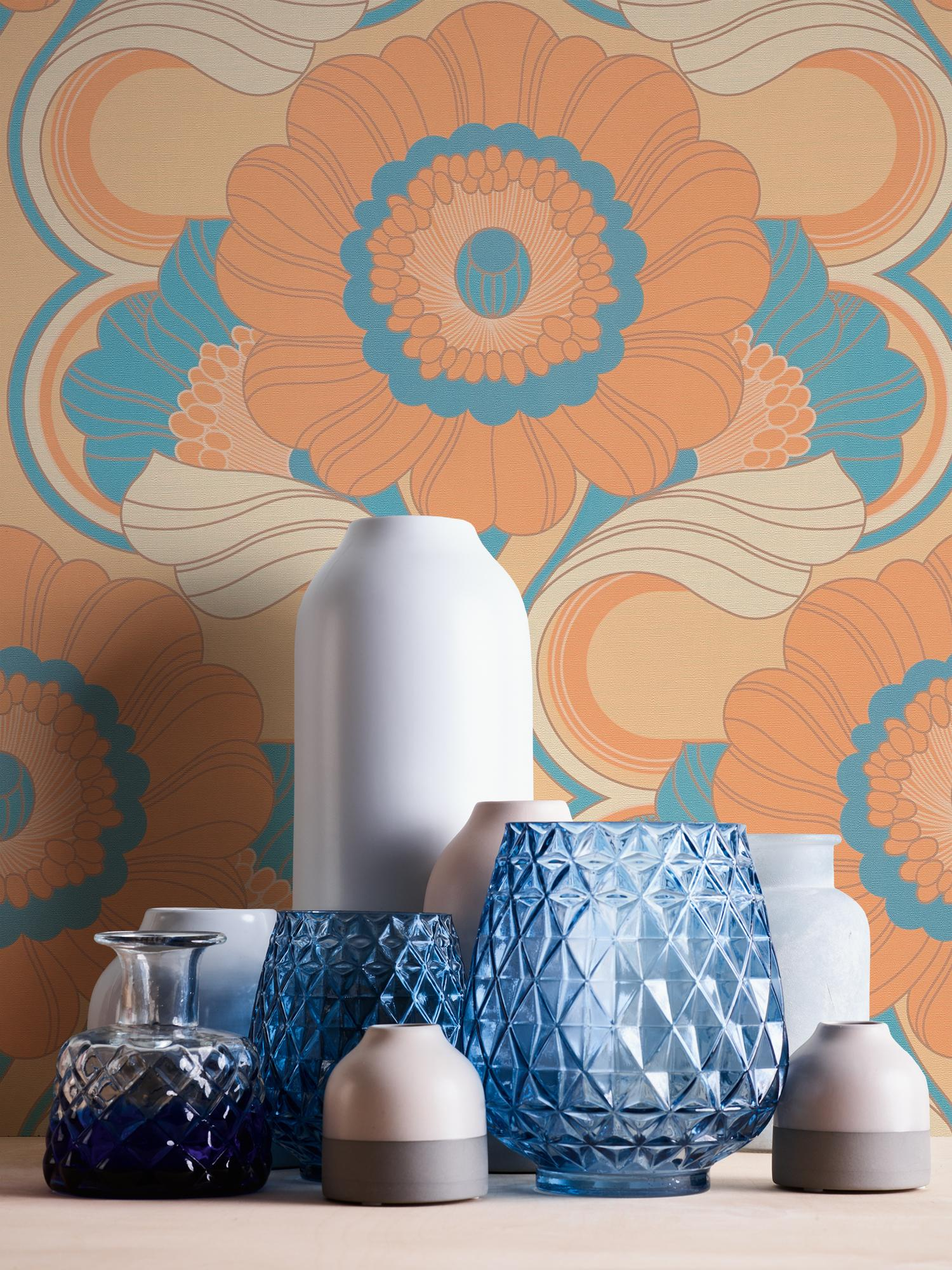 Bloemenvliesbehang in retrostijl – beige, turkoois, oranje #1