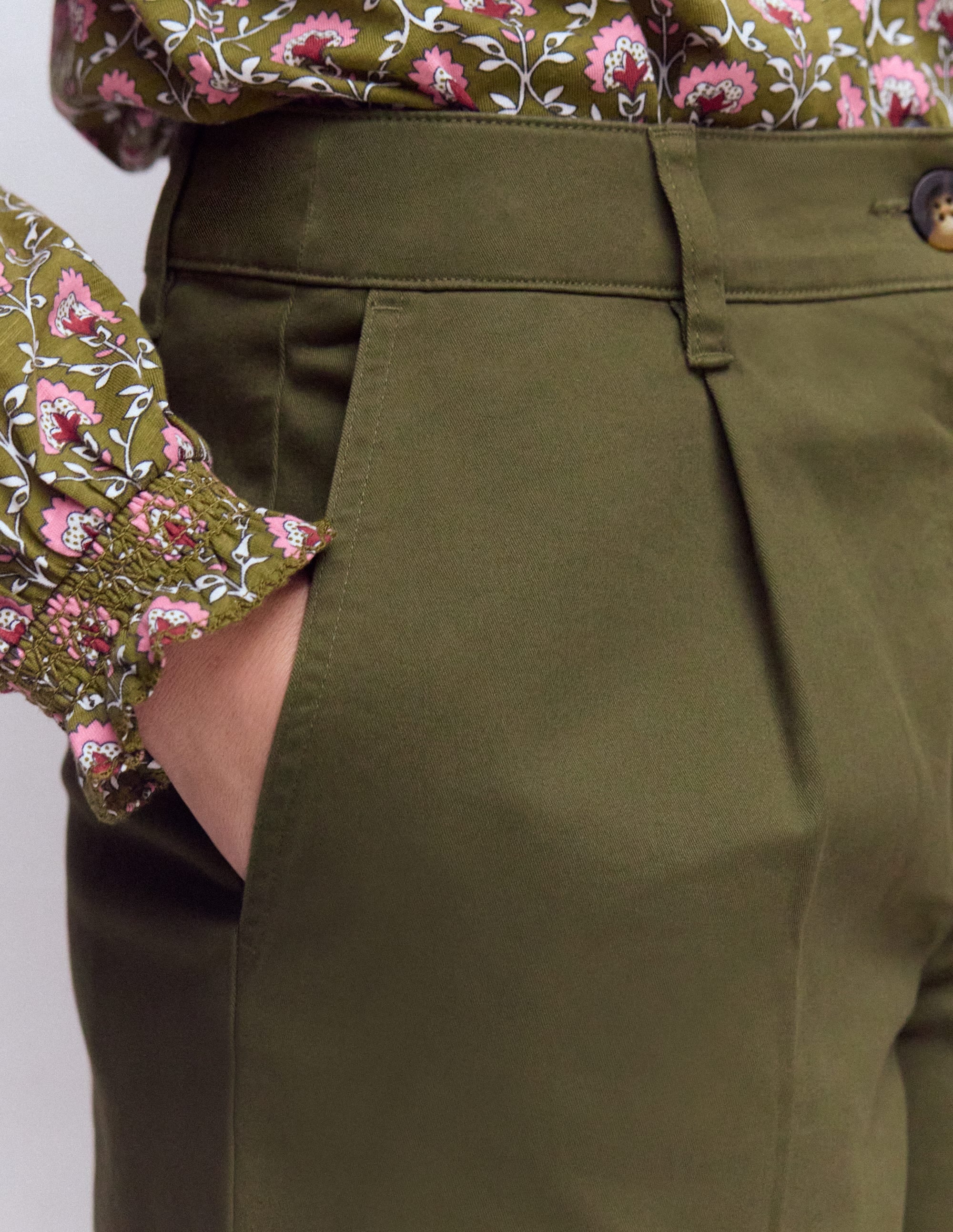 Chinoshorts-Waldgrün