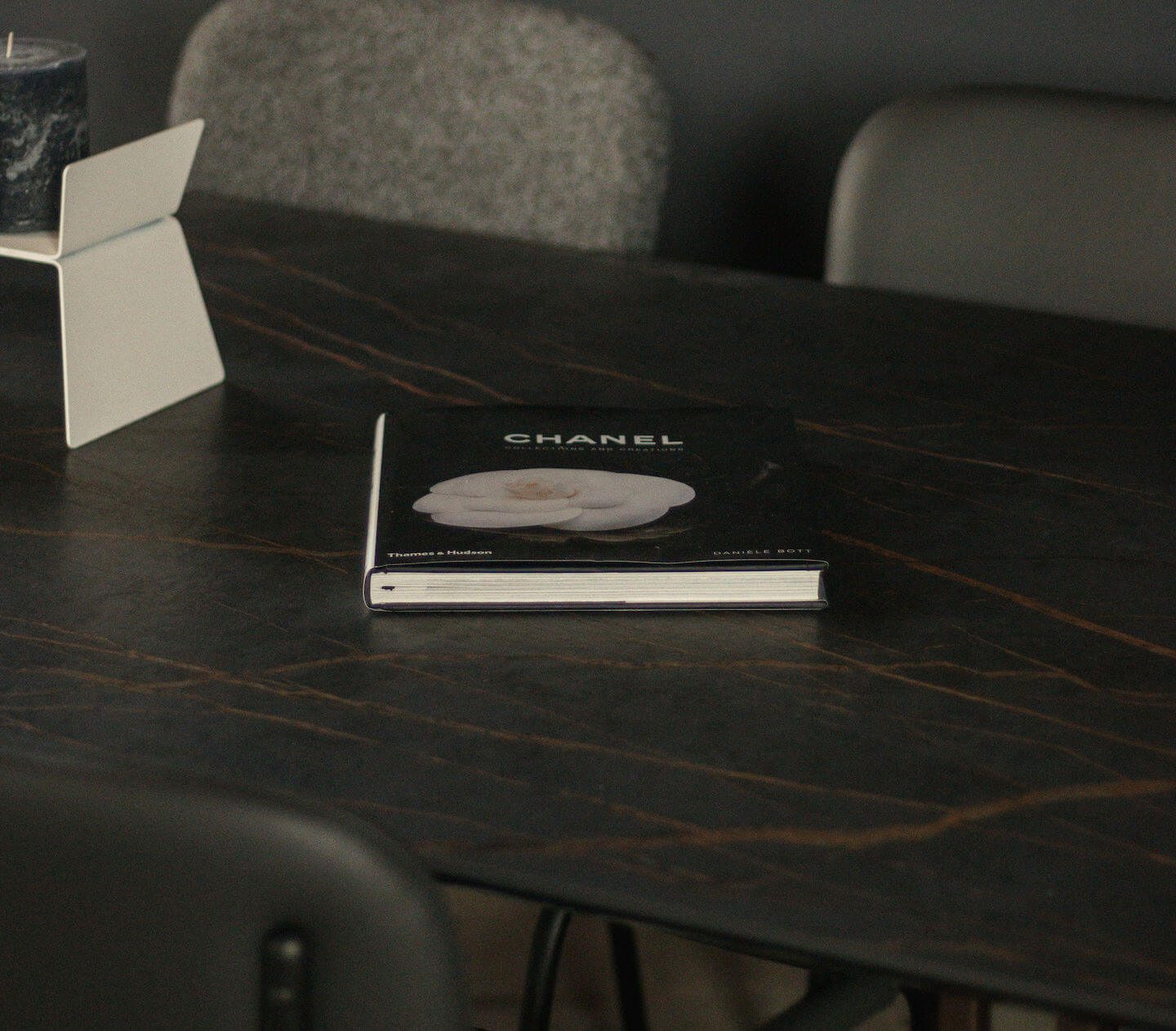 They & Me Tafel Joy – Plat Ovaal – Dekton Laurent 240 x 100 x 75 | Dekton Laurent | Verjongde Rand | Frame TM404 Marron