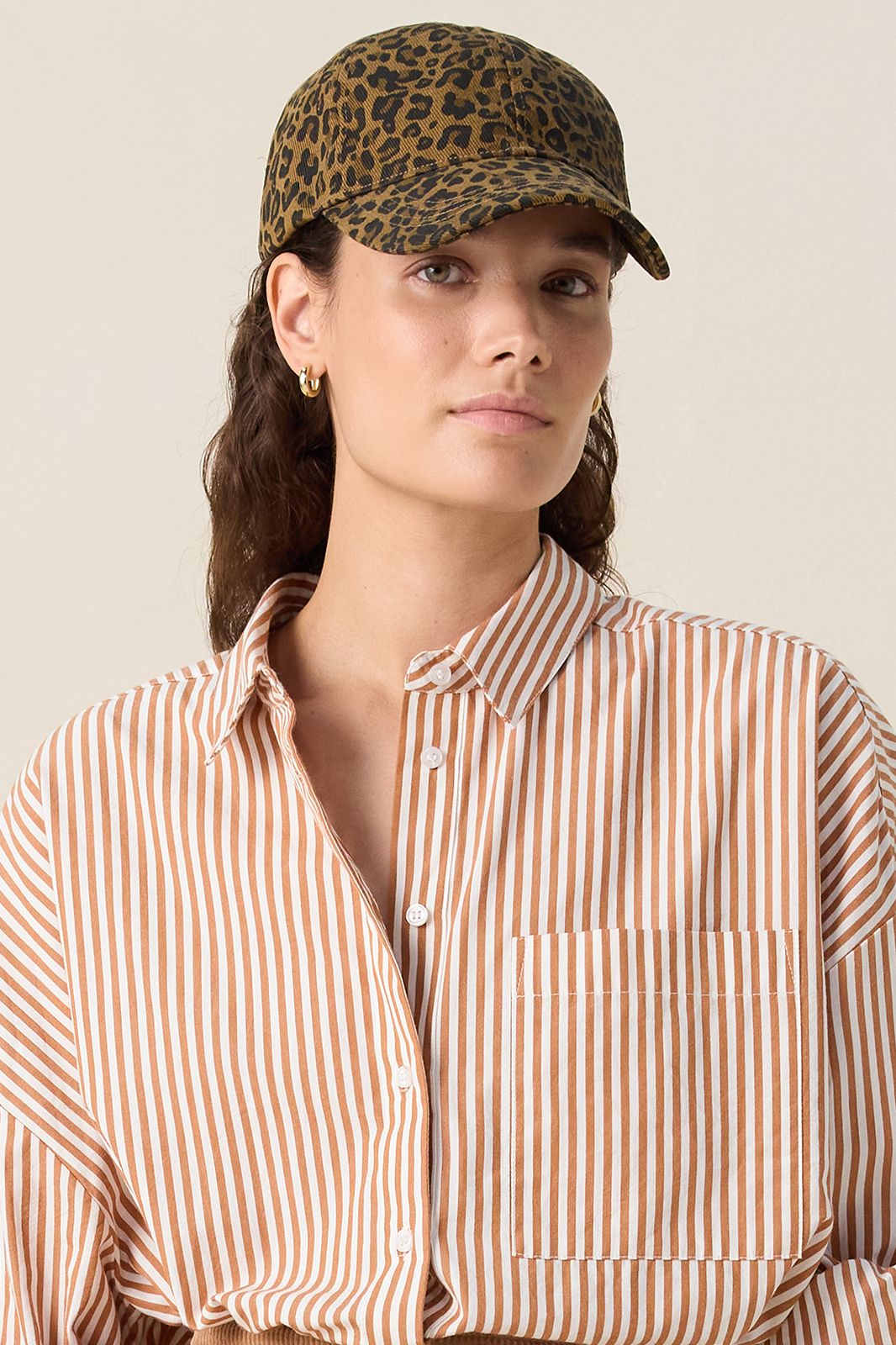 Bruine pet met leopard print