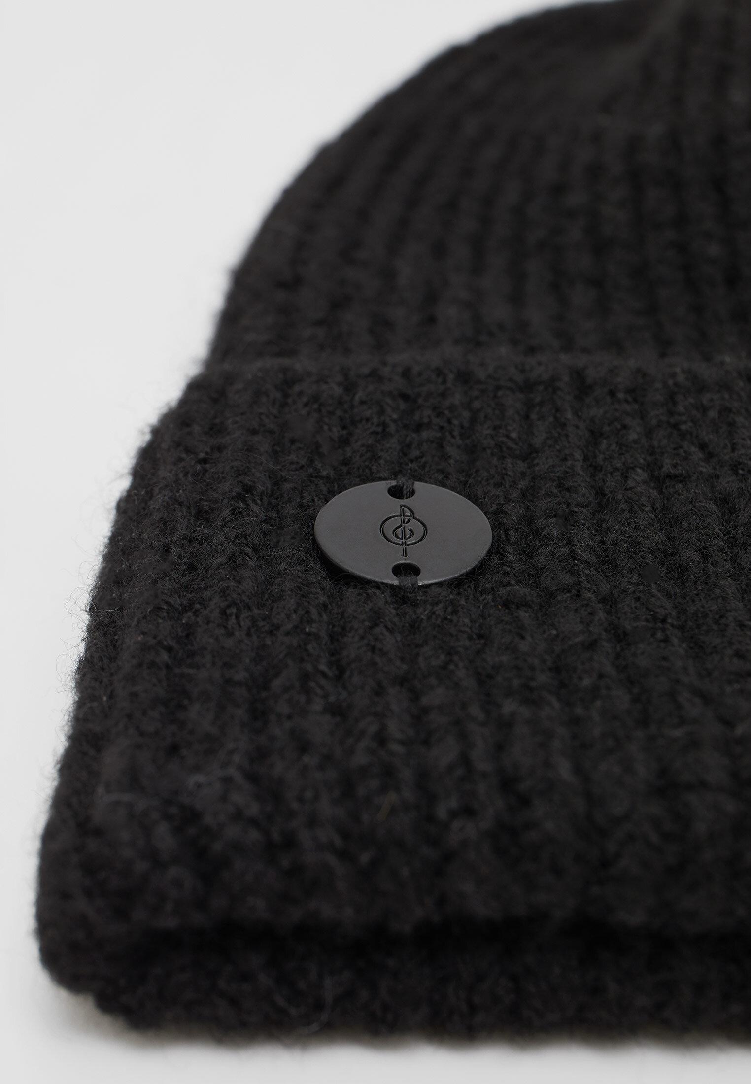 RIBBED BEANIE WITH PLAQUE