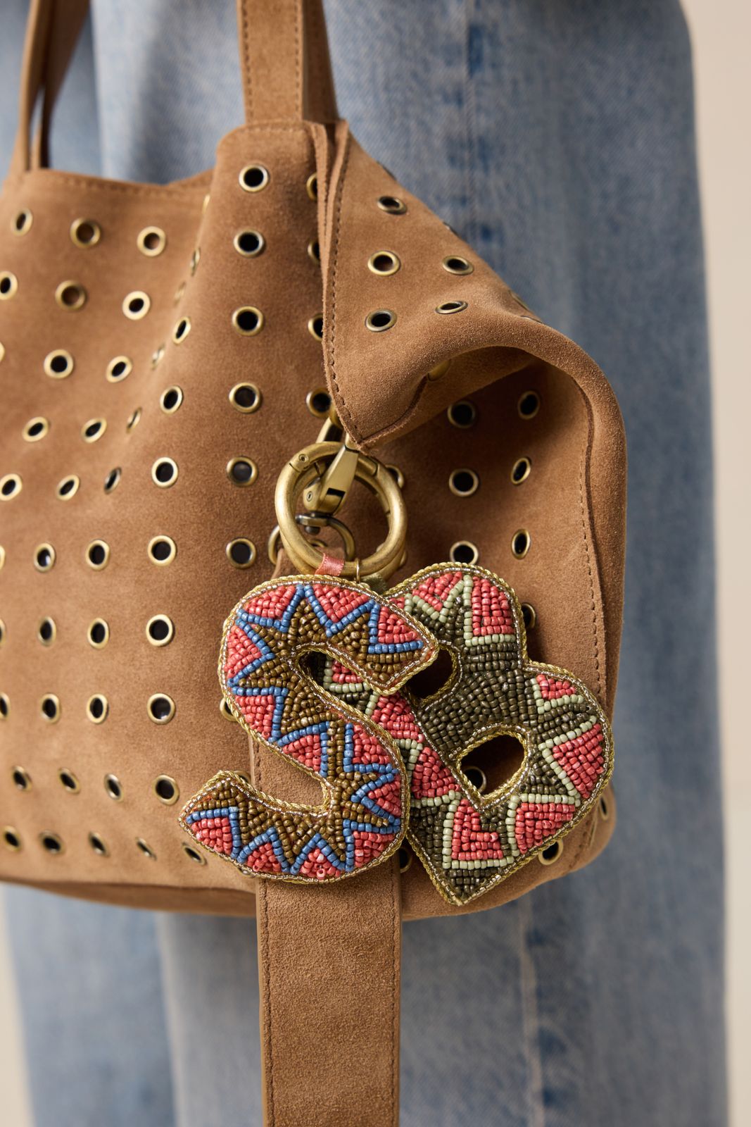 Bruine su&egrave;de tas met studs