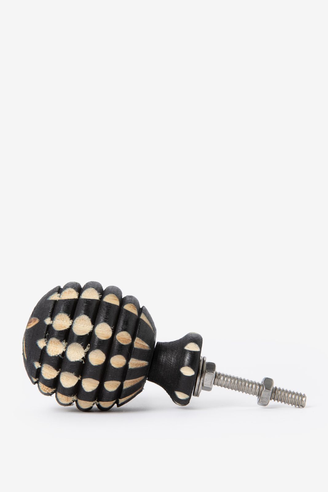 Zwarte deurknop van gesculpteerd hout