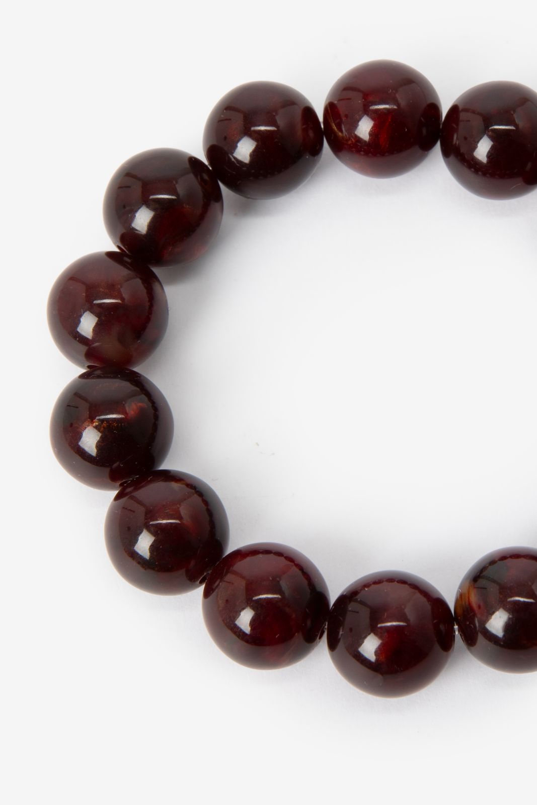 Donkerbruine resin kralenarmband