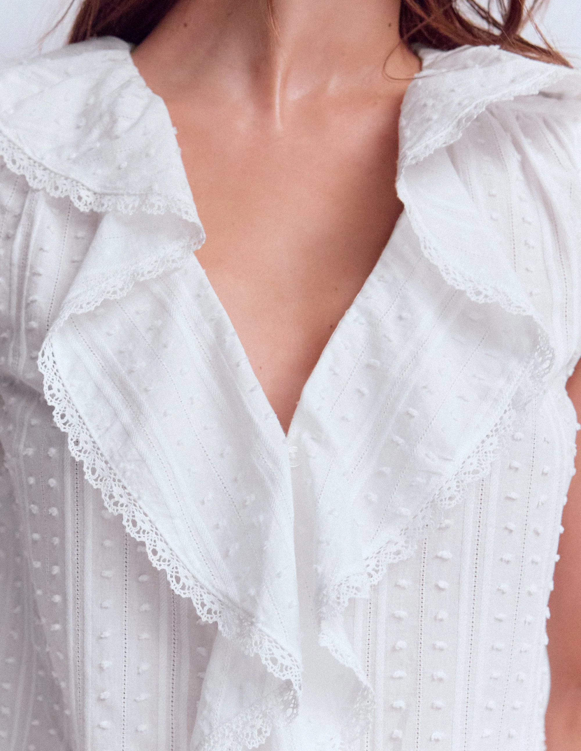 Ärmelloses Oberteil mit V-Ausschnitt und Rüschen-Weiß