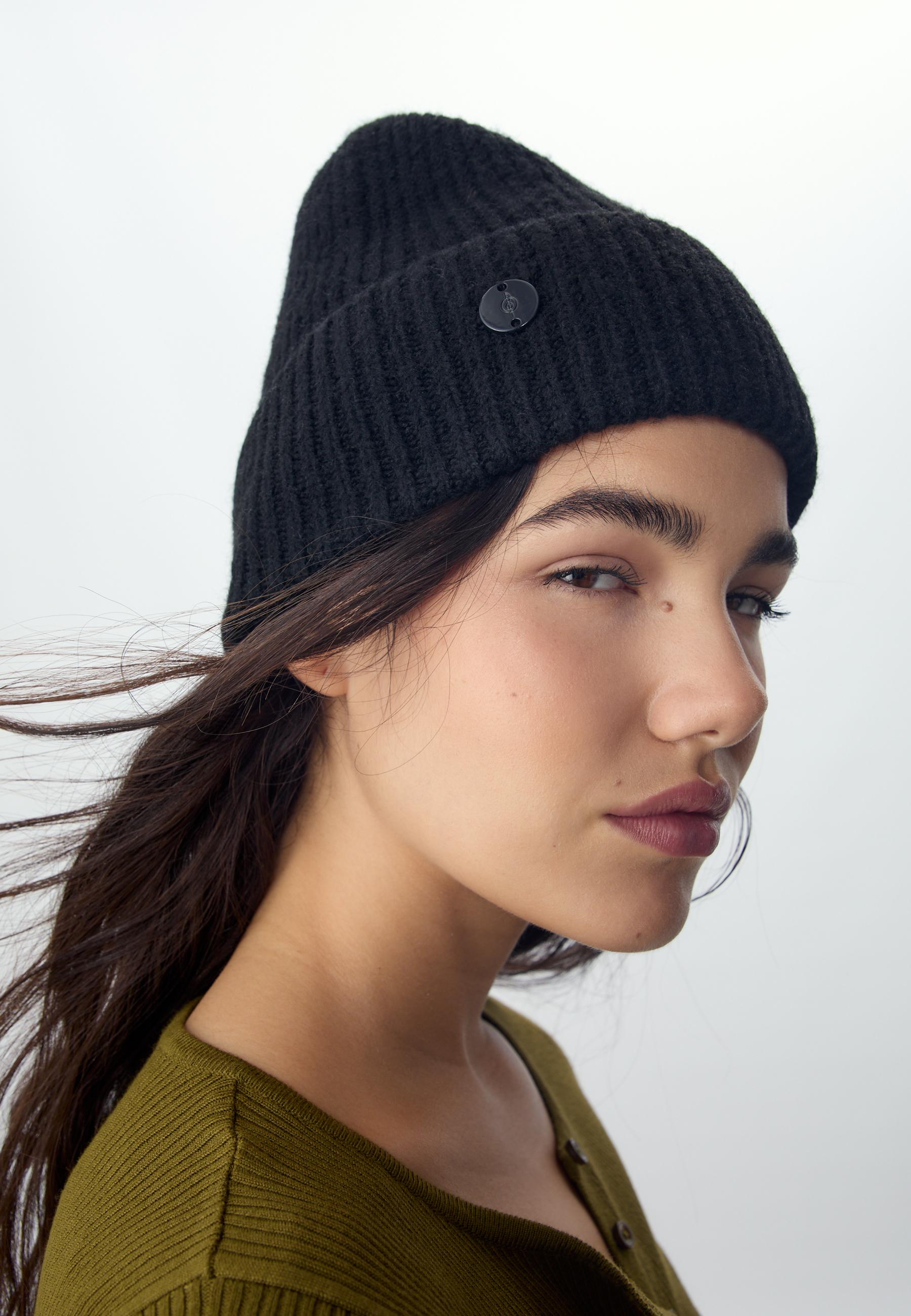 RIBBED BEANIE WITH PLAQUE