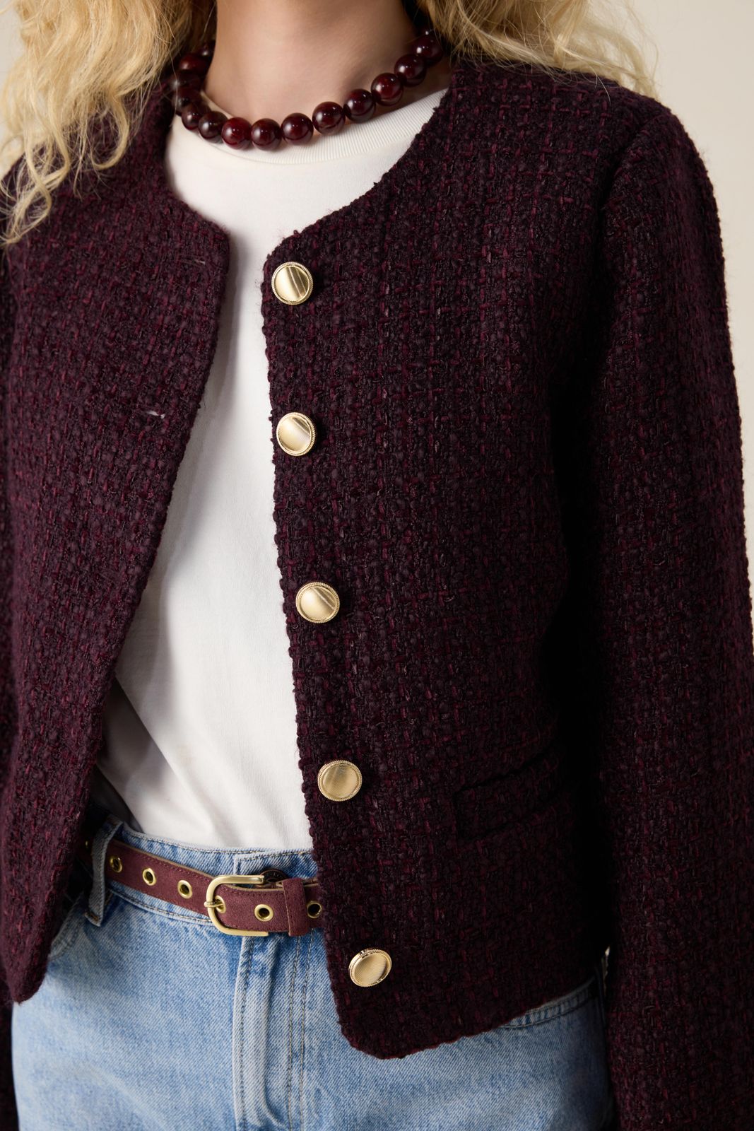 Donkerrode opengewerkte riem