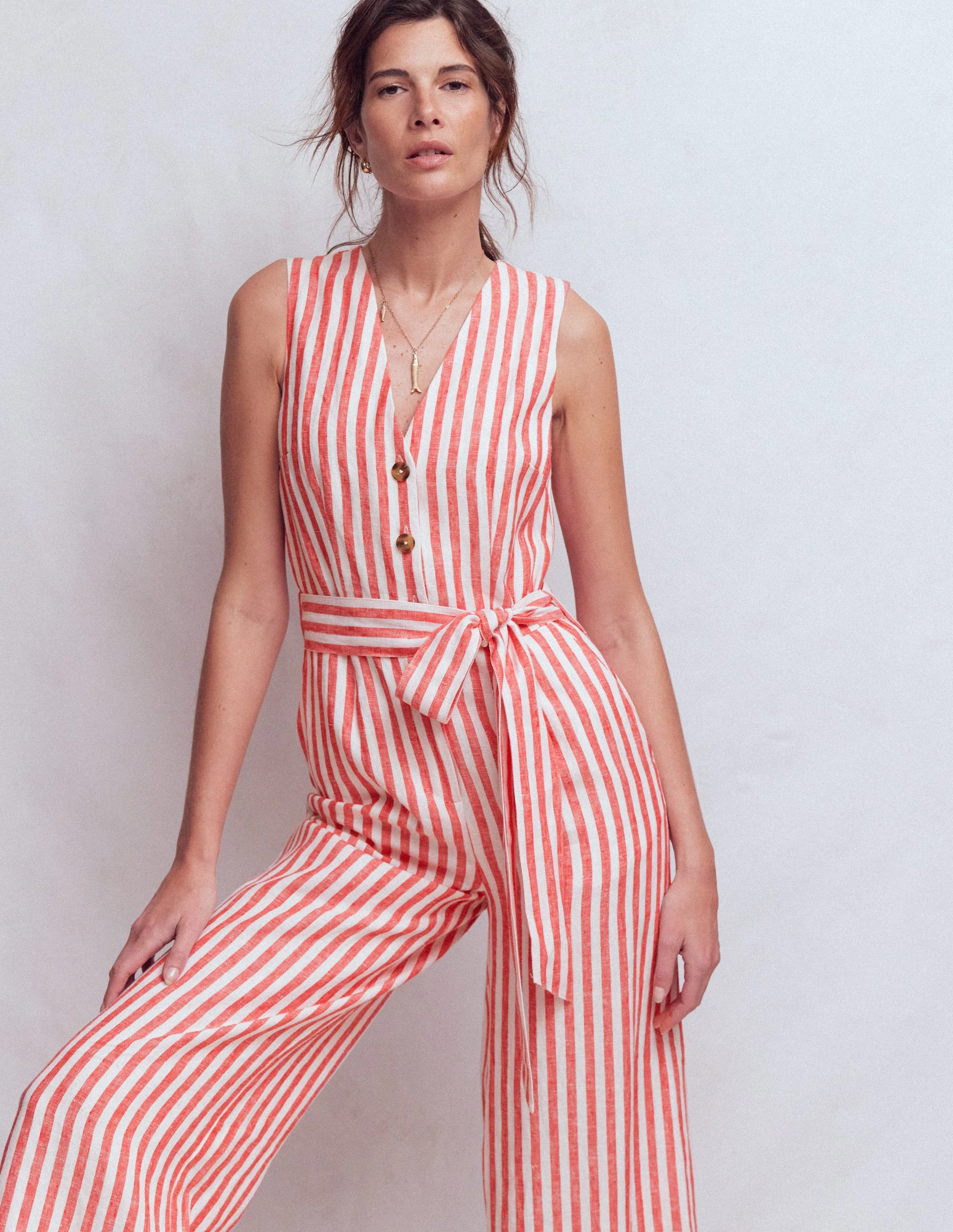Laura Leinen-Jumpsuit mit V-Ausschnitt-Rot, Naturweiß gestreift