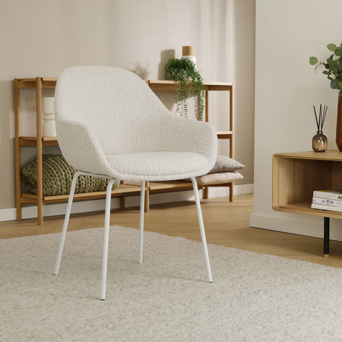 Eetkamerstoel Nora-Mae bouclé beige - wit onderstel