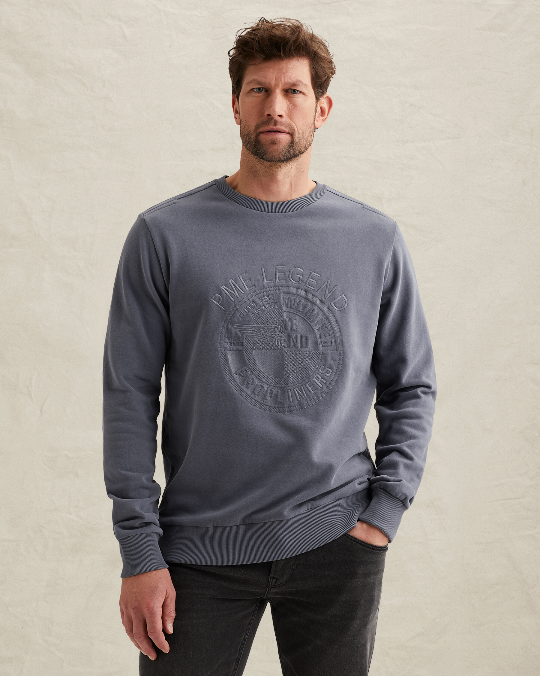 Sweatshirt with embroidered artworkx