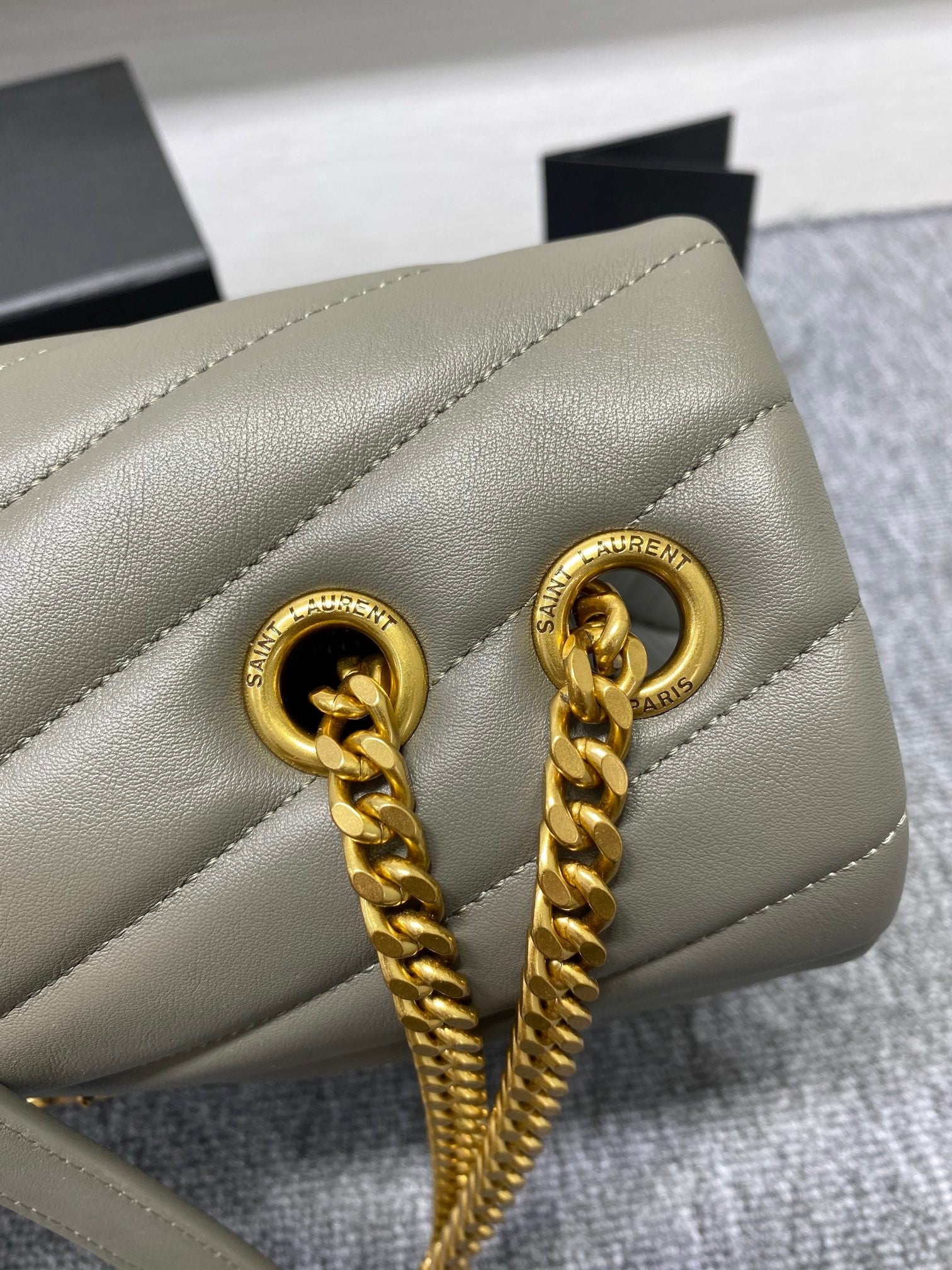 Y Loulou Medium Chain Bag In Y Leather - Top Club