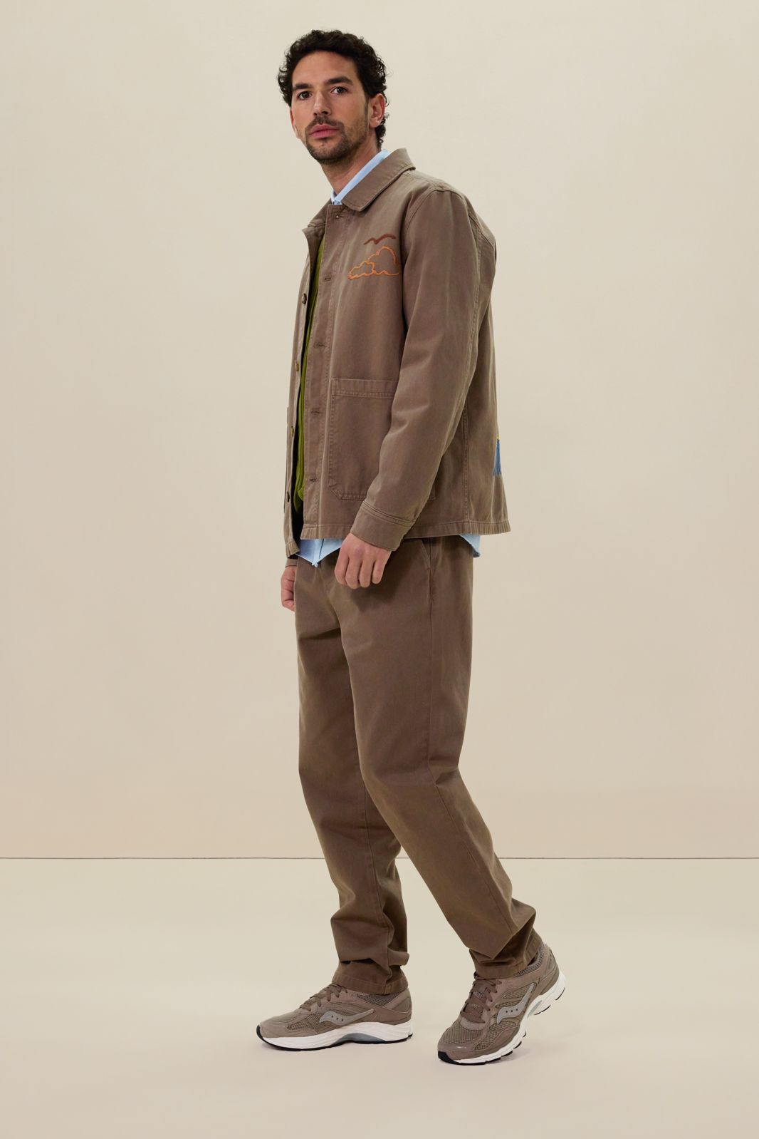 Bruine mid-rise chino met elastische taille