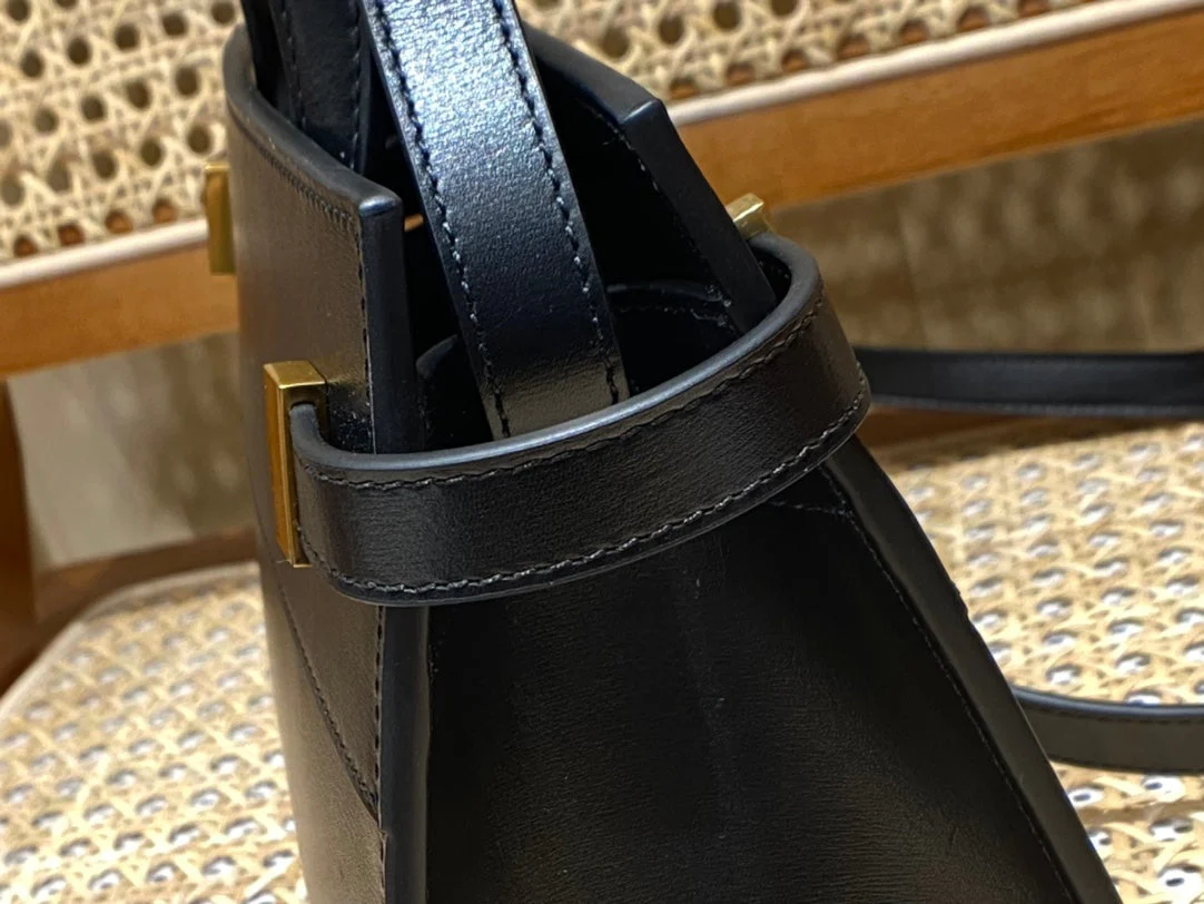 YSL Manhattan Nano Bag Black 593741 21x16x9cm - Top Club