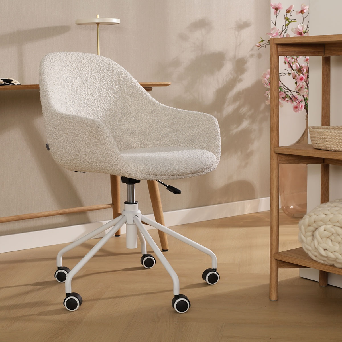 Bureaustoel Nout-Mae bouclé beige - wit onderstel