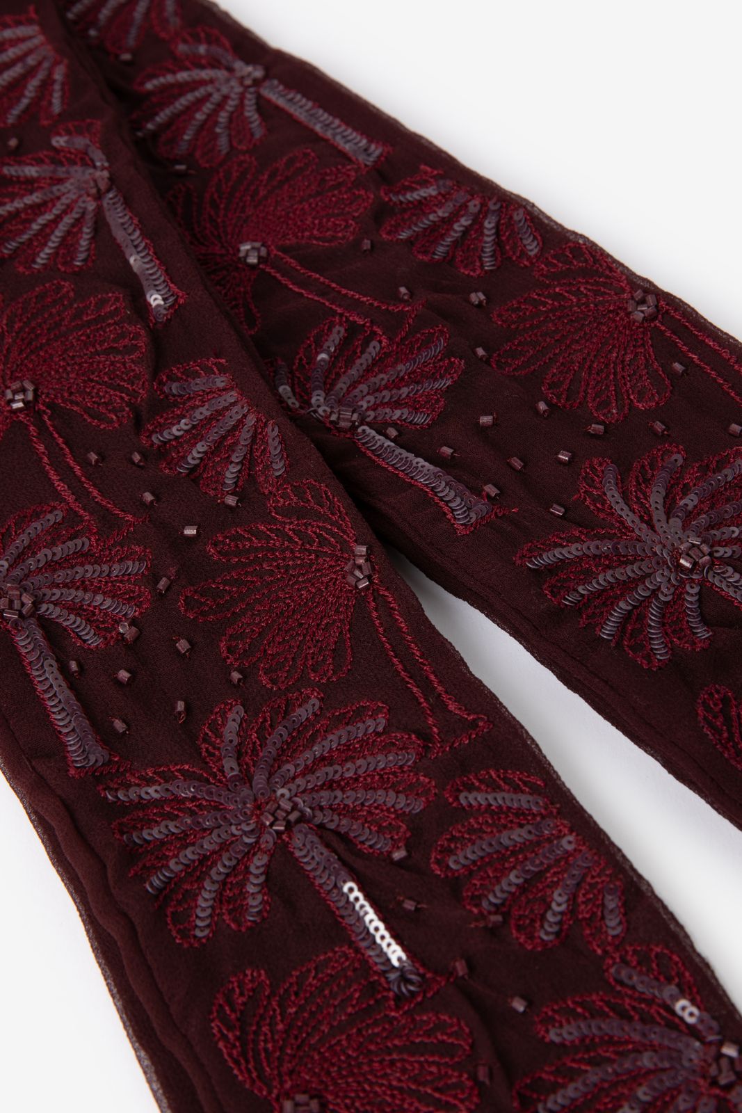 Donkerrode sjaal met embroidery