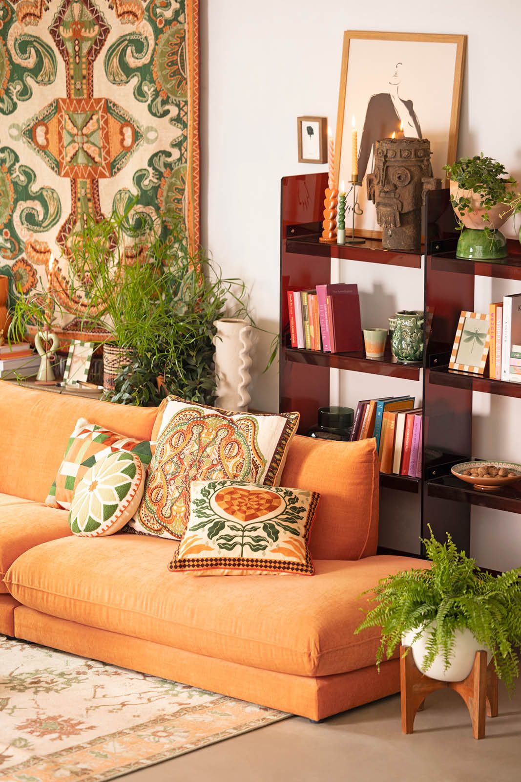 Witte plantenpot met houten standaard