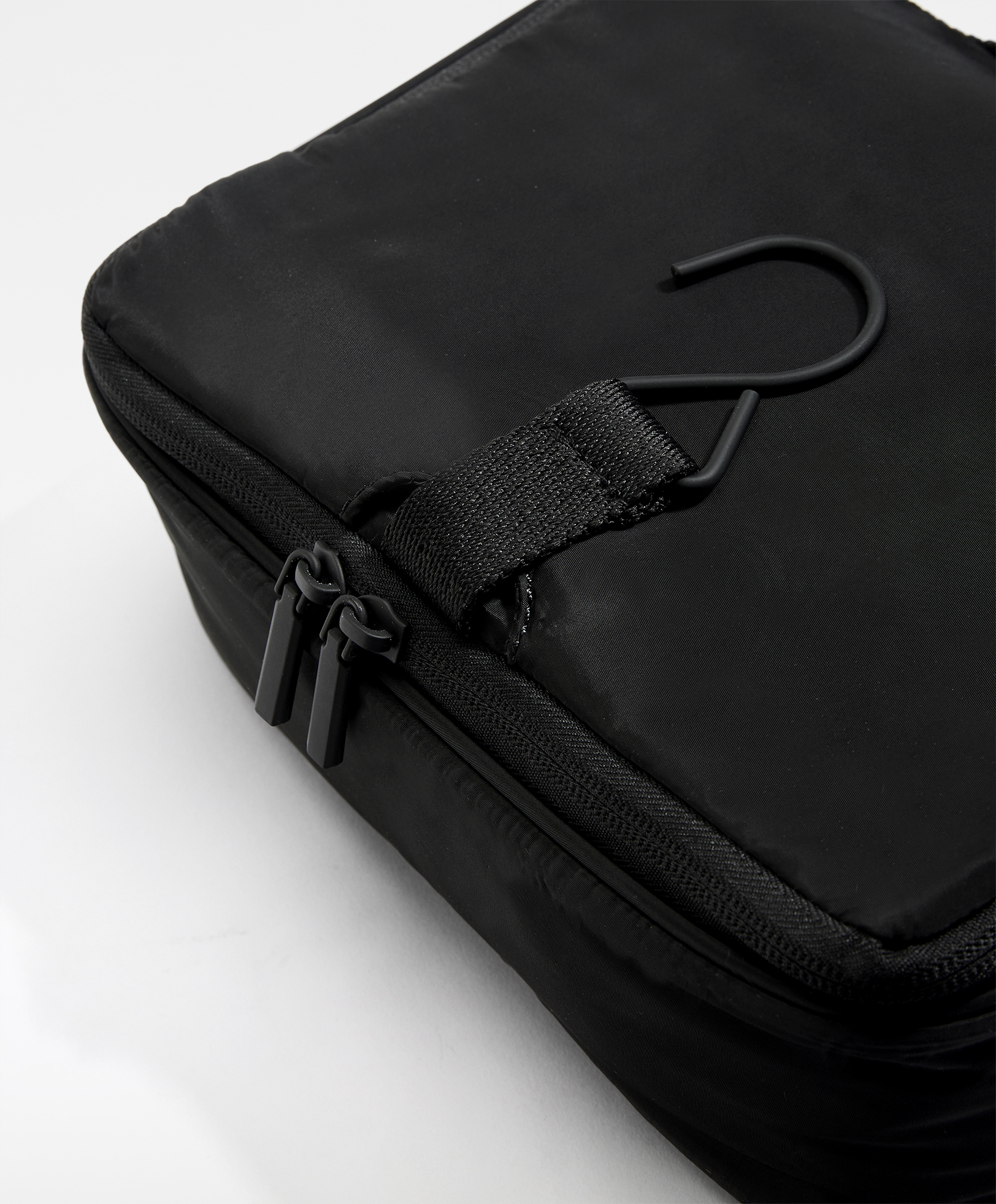 OYSHO Hanging water-repellent wash bag