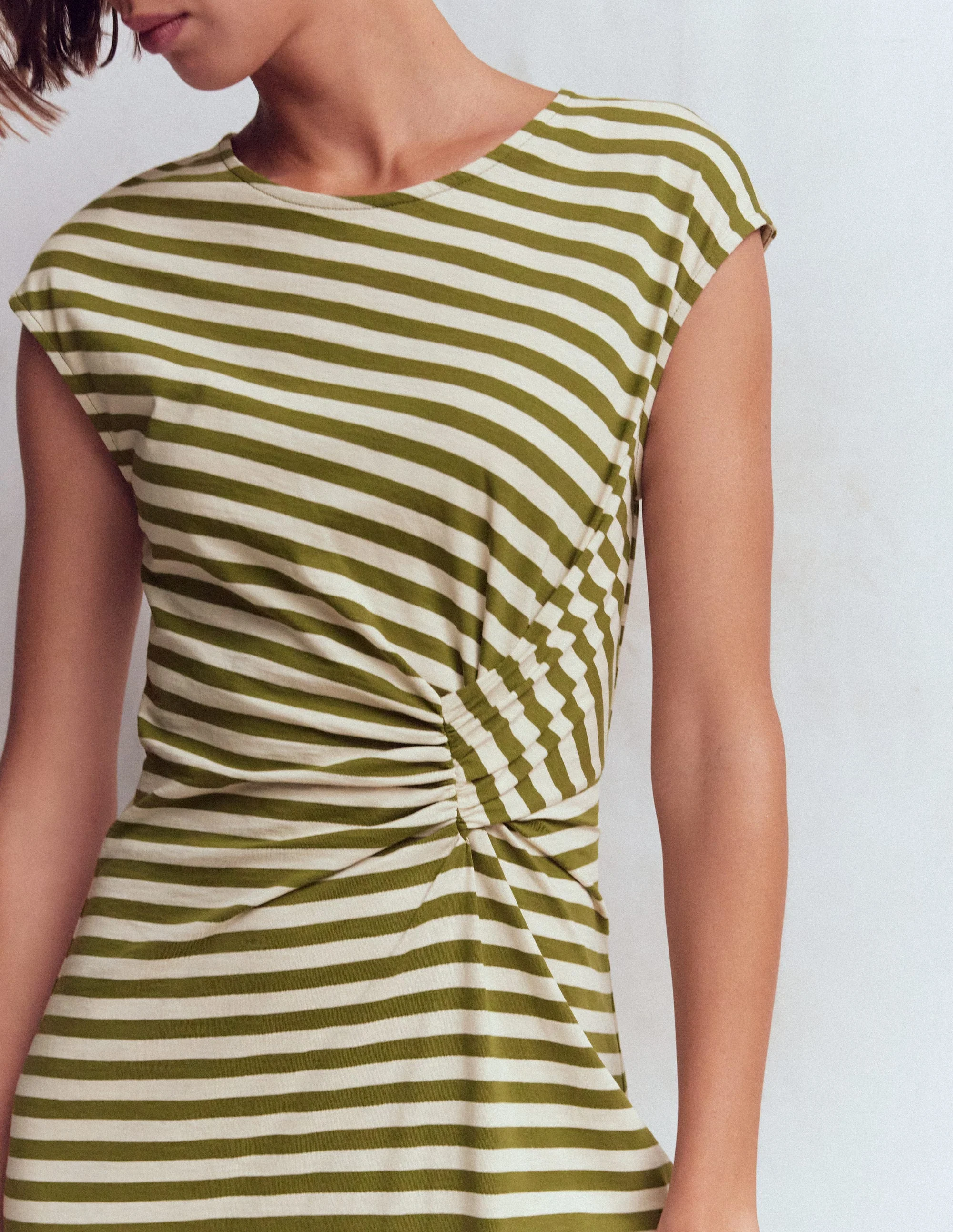 Delilah Midikleid mit Twistdetail-Bunt