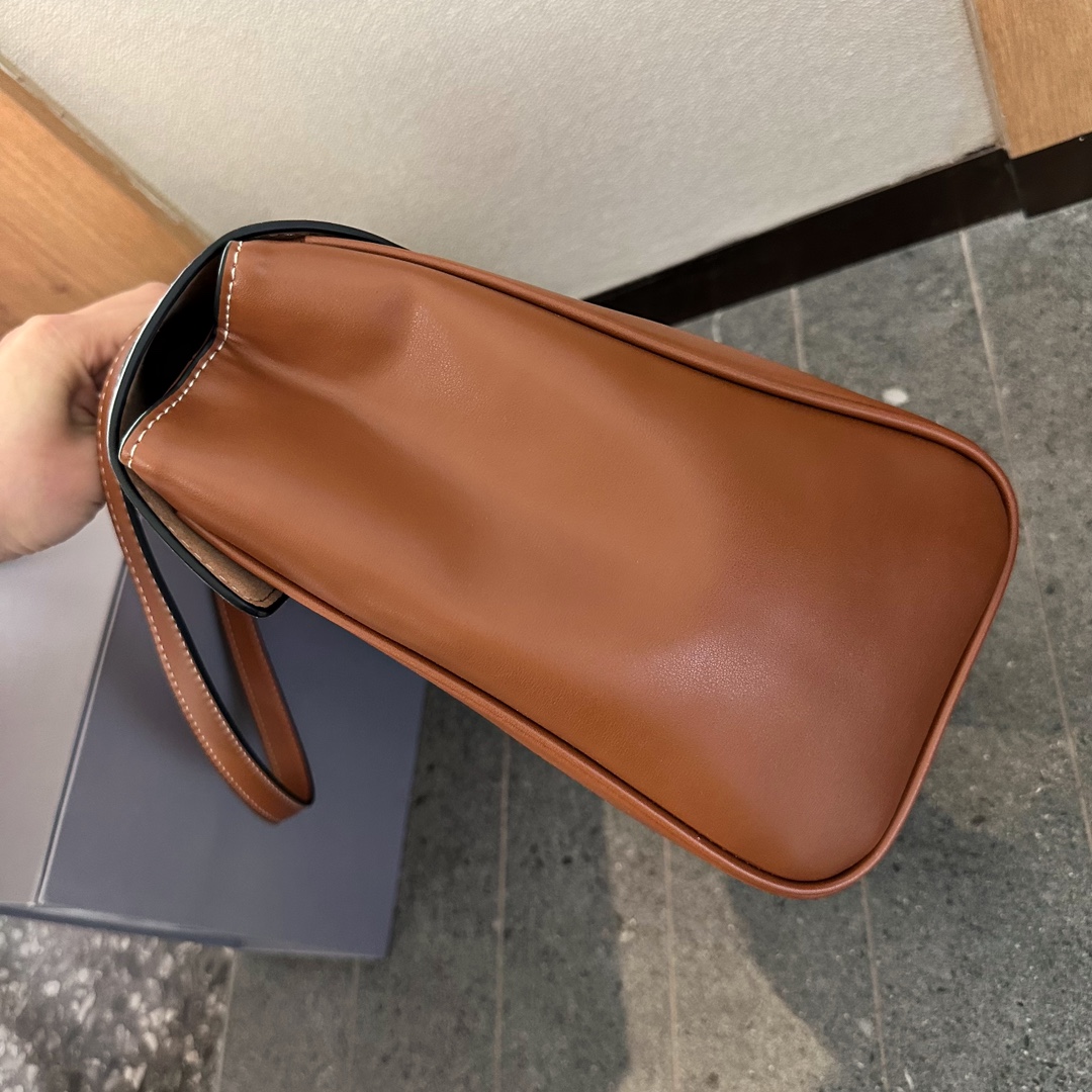 MEDIUM SOFT 16 BAG IN SMOOTH CALFSKIN TAN size: 33 * 25cm - Top Club