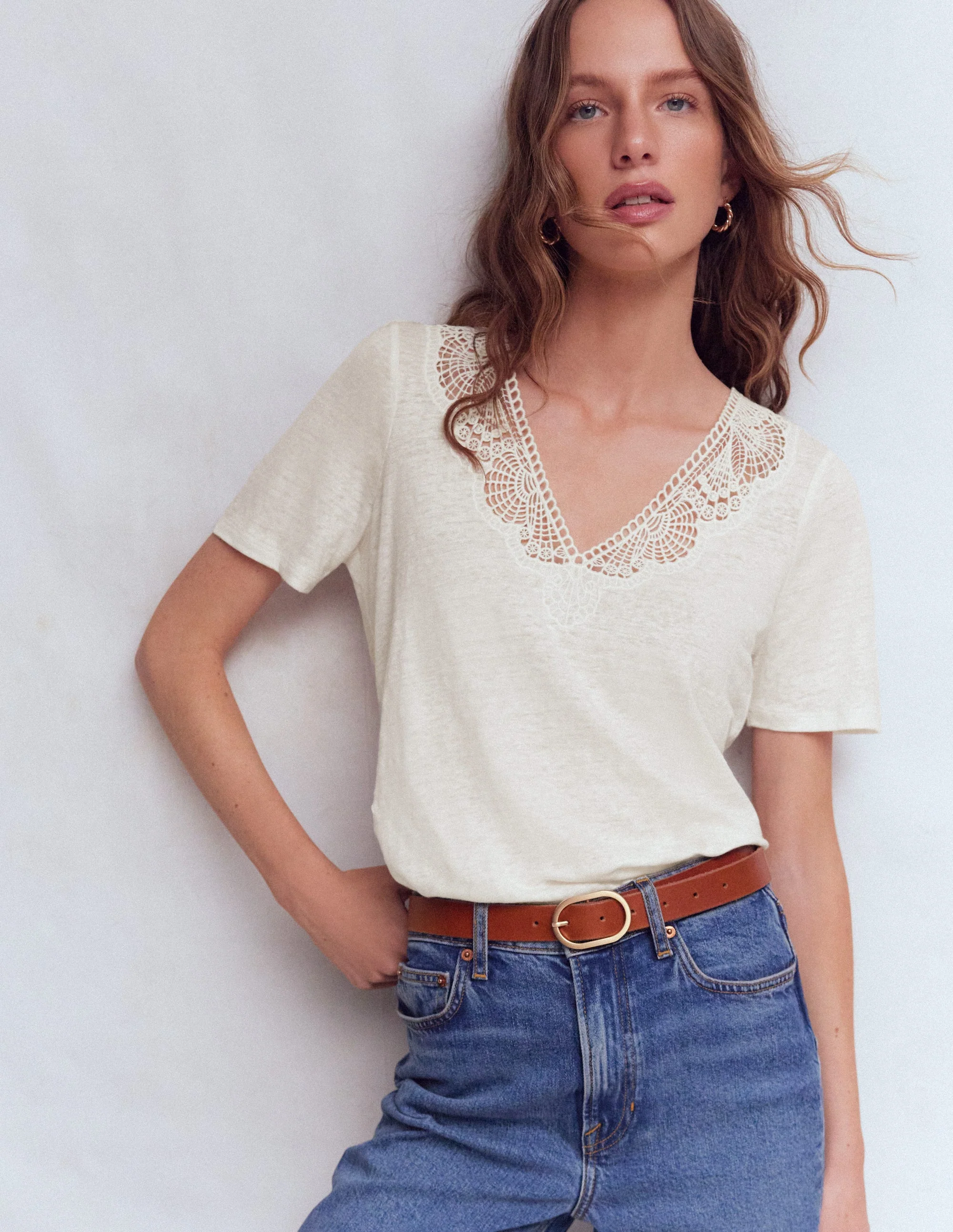 Tara T-Shirt aus Leinen mit Spitzenbesatz-Kokosnussmilch