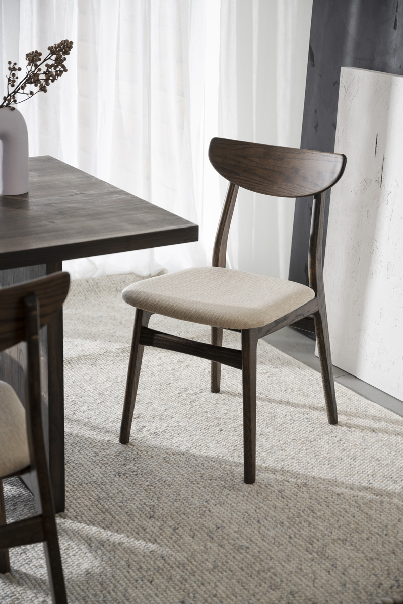 Eetkamerstoel Rodham donker eiken - gestoffeerde zitting Rodham houten eetkamerstoel donker eiken - gestoffeerde zitting beige