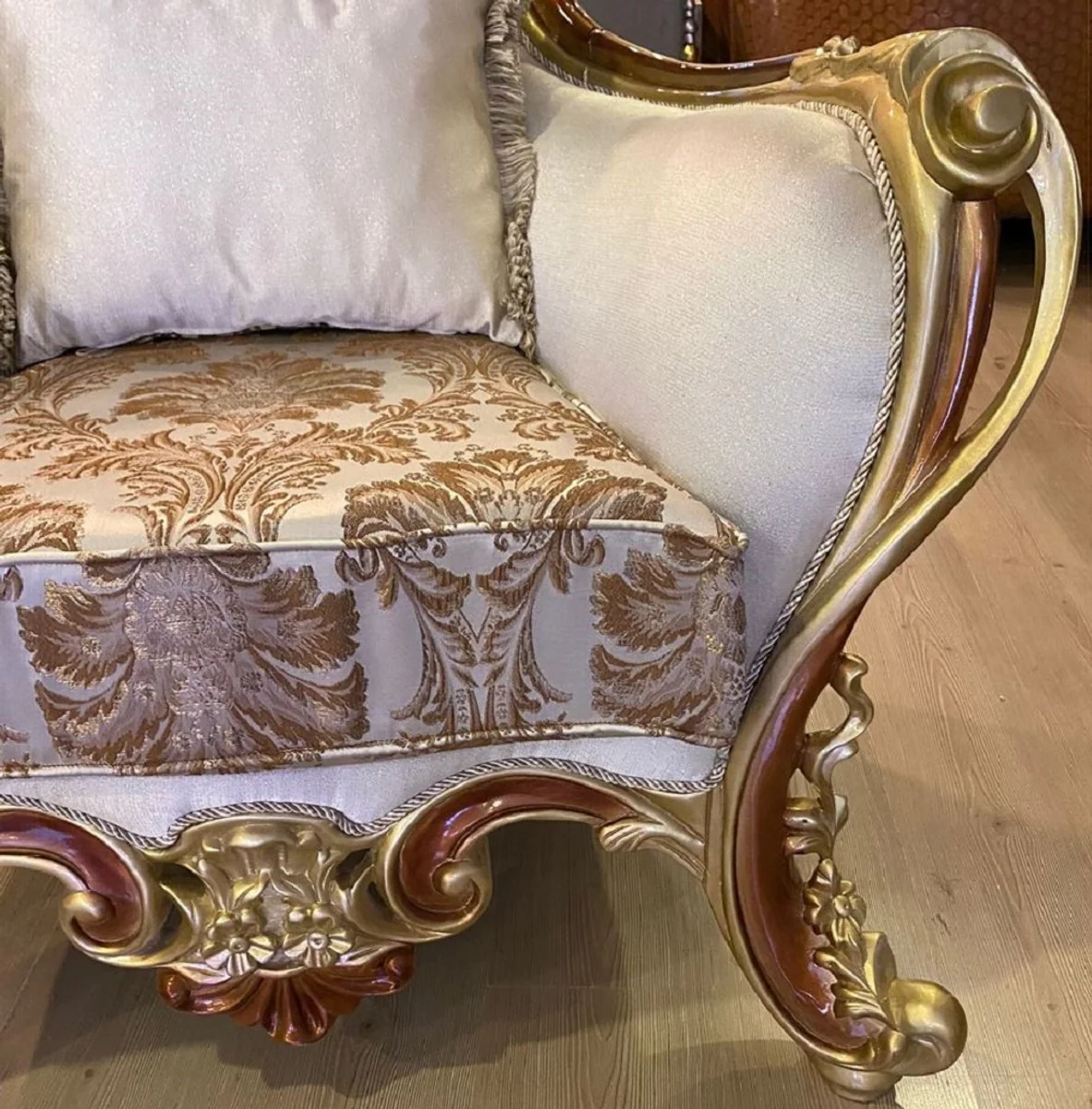 Luxury Baroque Living Room Set Cream / Silver / Gold / Brown - 2 Baroque Sofas & 2 Baroque Armchairs & 1 Baroque Coffee Table - Luxury Living Room Furniture in Baroque Style - Baroque Furniture