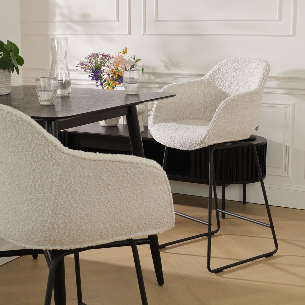 Barkruk Nino-Mare bouclé beige - zwart onderstel - 65 cm