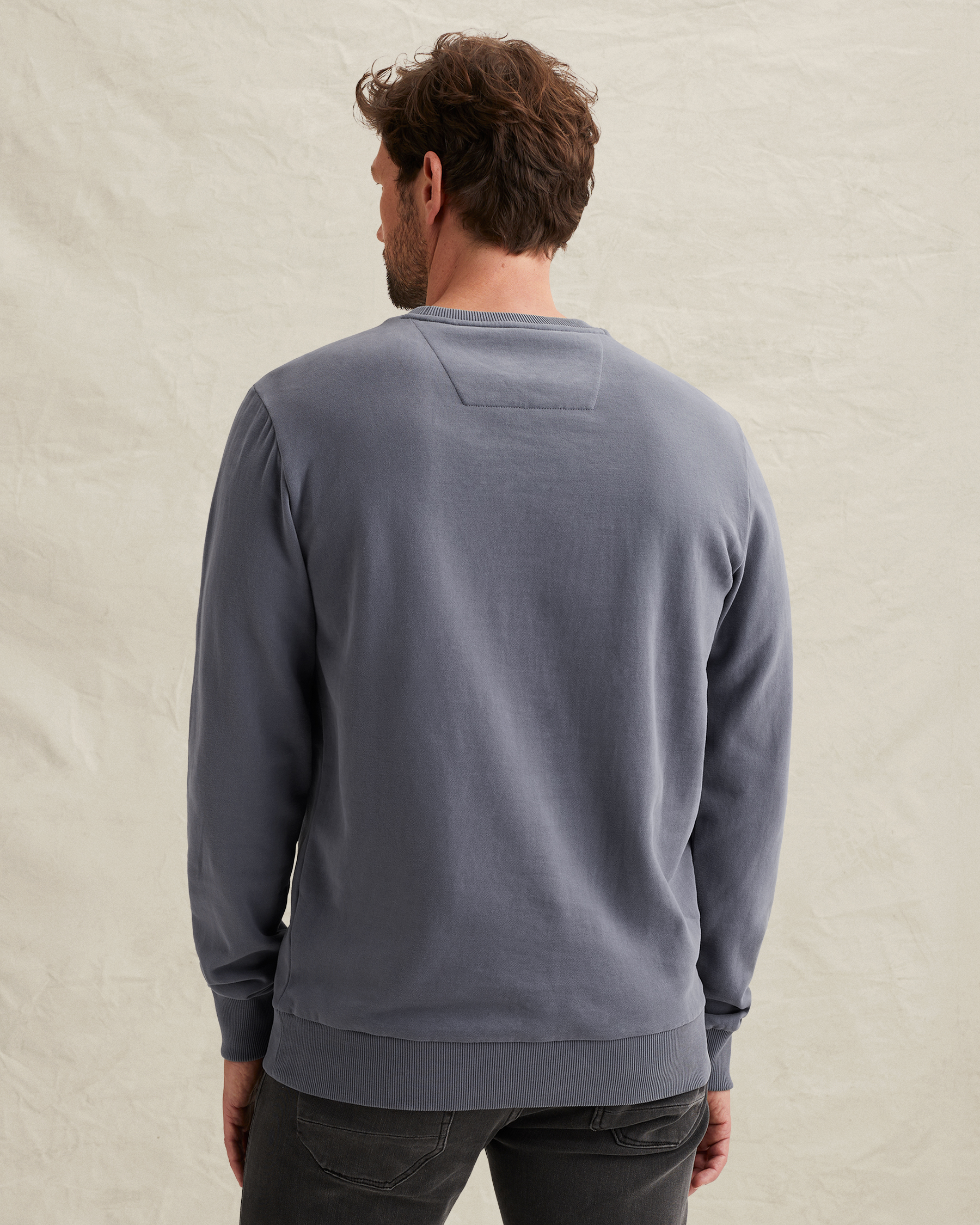 Sweatshirt with embroidered artworkx