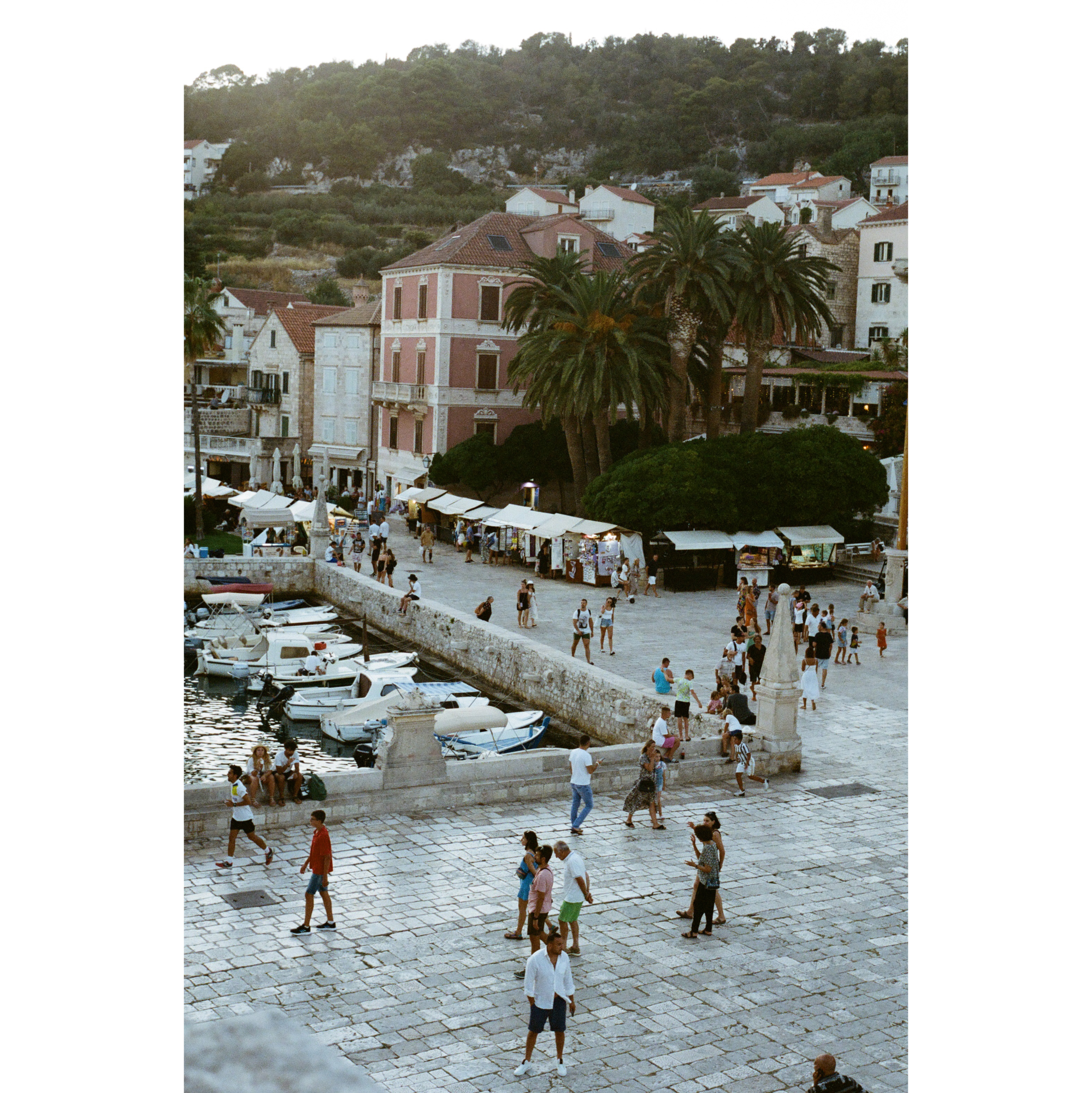 Foto op plexiglas Touristic square 148 x 98 cm