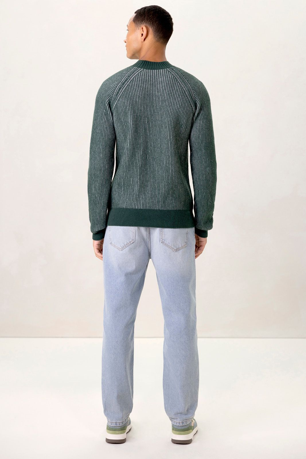 Donkergroene wollen trui met geribd patroon