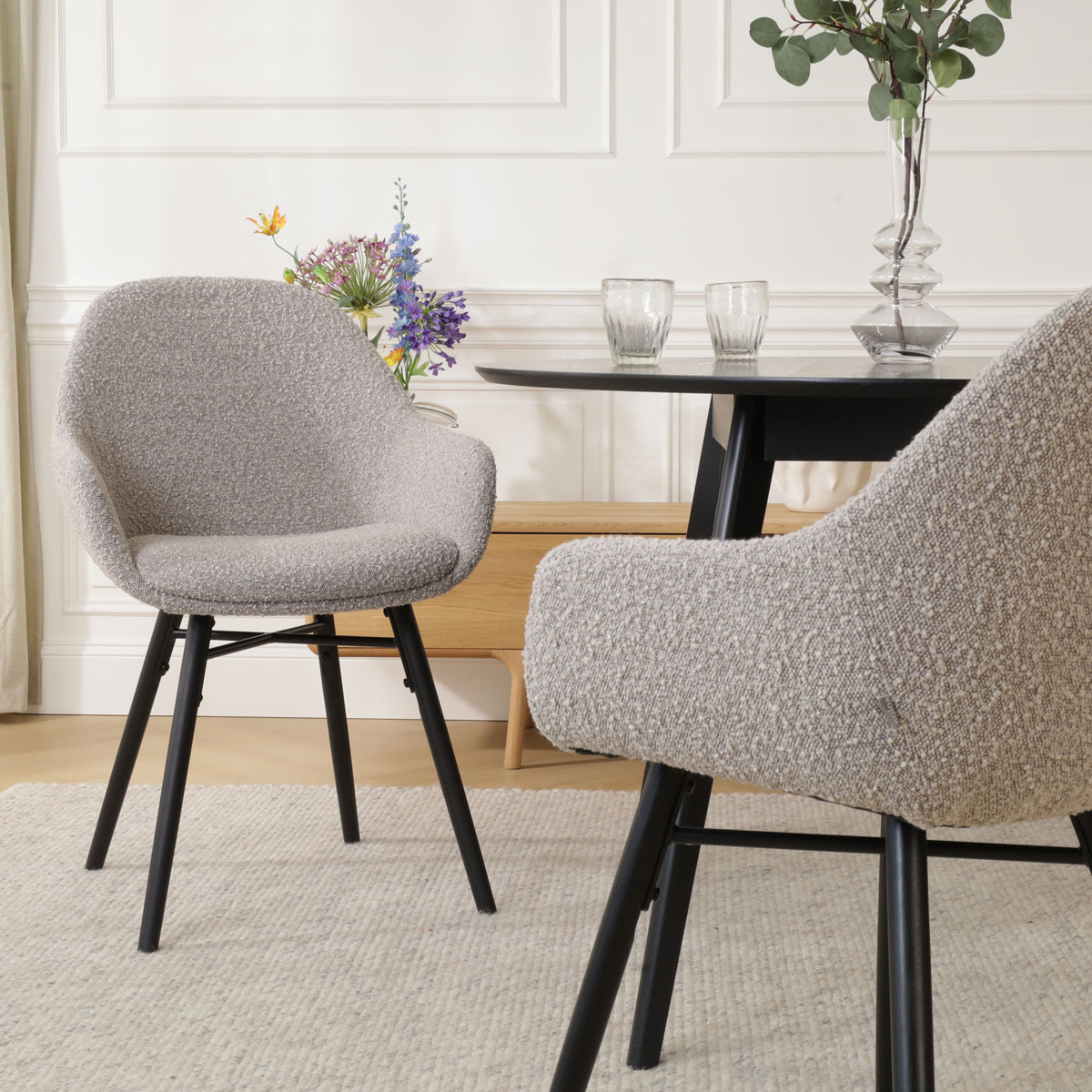 Eetkamerstoel Nena-Mae bouclé beige - zwart onderstel