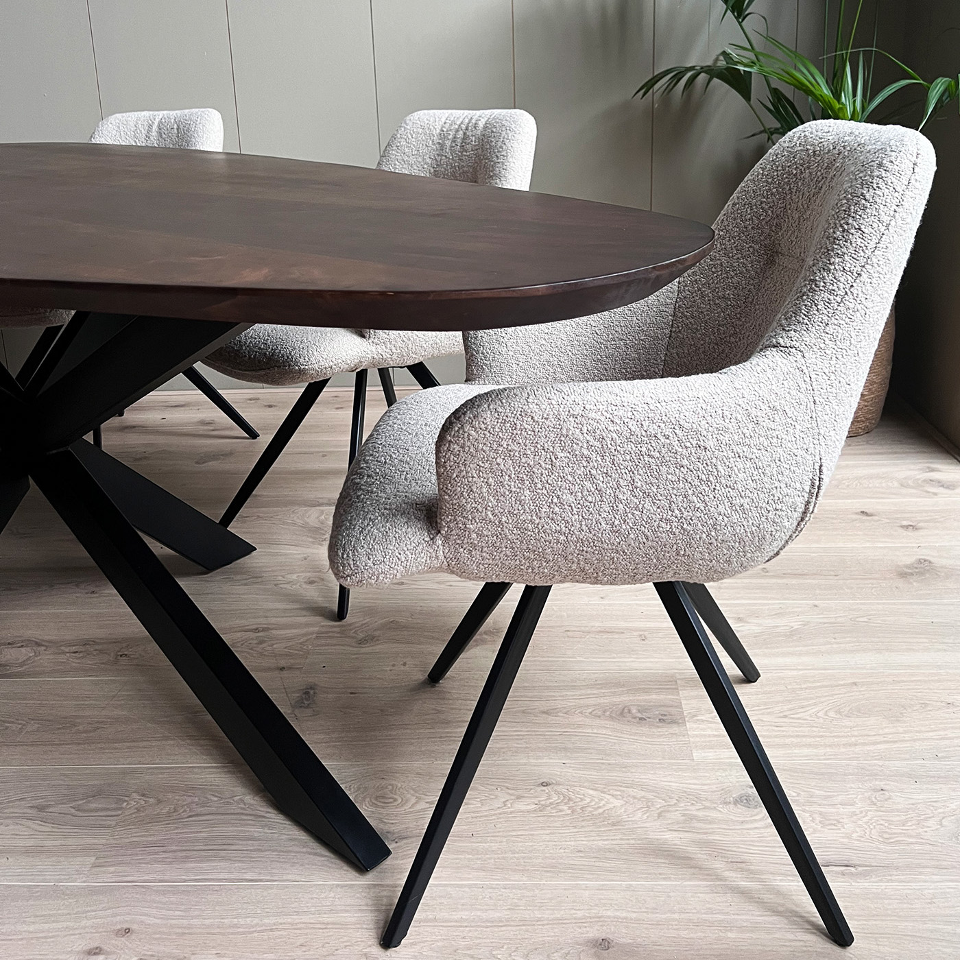 Eettafel organisch Druppel Eettafel mango organisch Druppel walnoot met spinpoot 160 cm