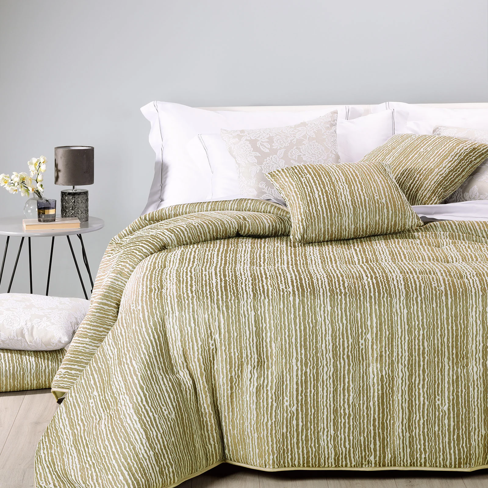 Very light in satin jacquard swing gold dreaming gold