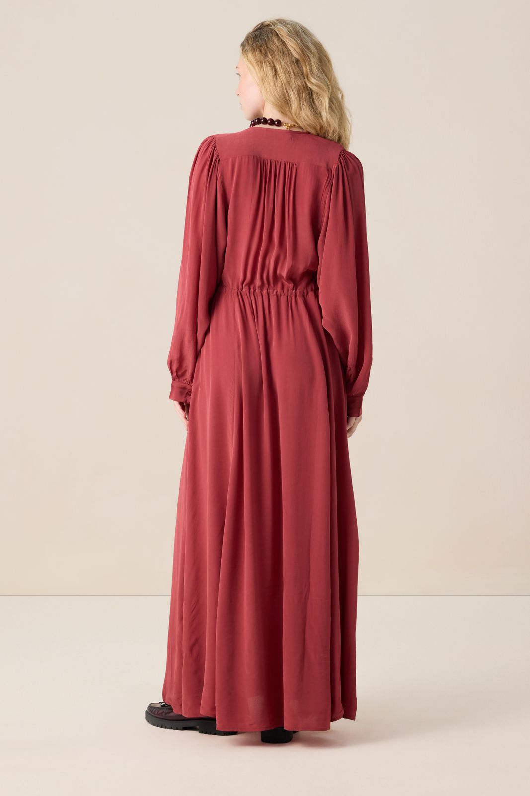 Rode maxi jurk met pofmouwen