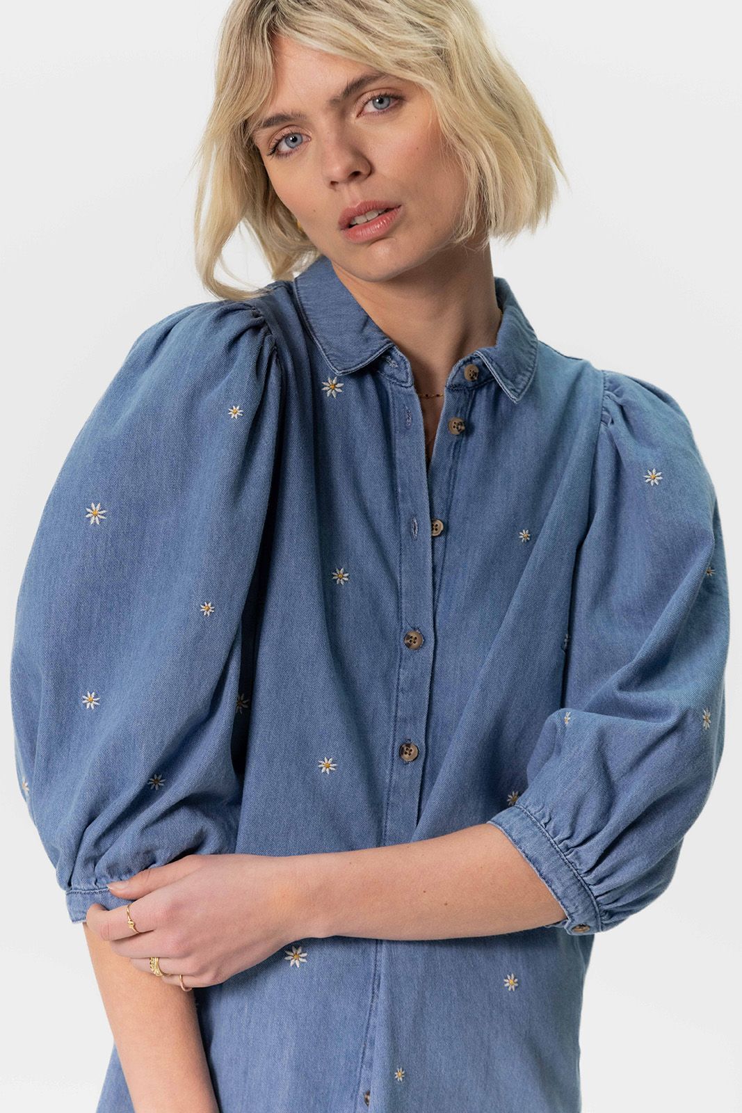 Denim jurk met pofmouwen en madeliefjes embroidery