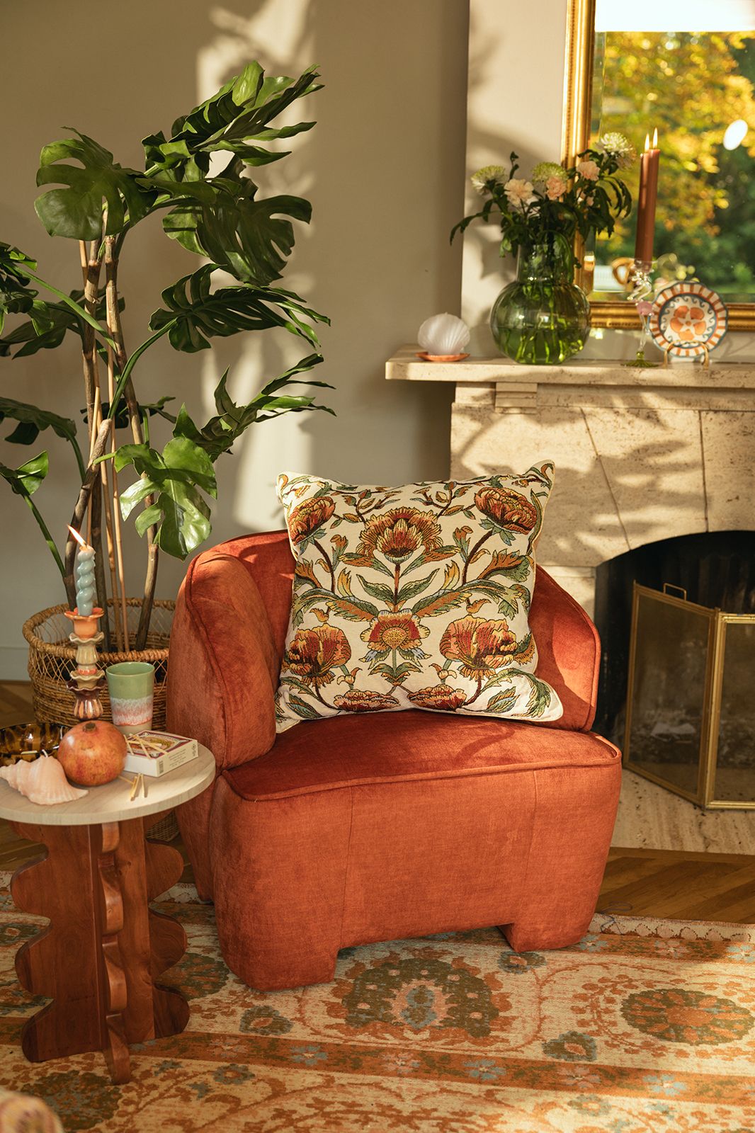 Lichtbruin kussen met bloemendessin