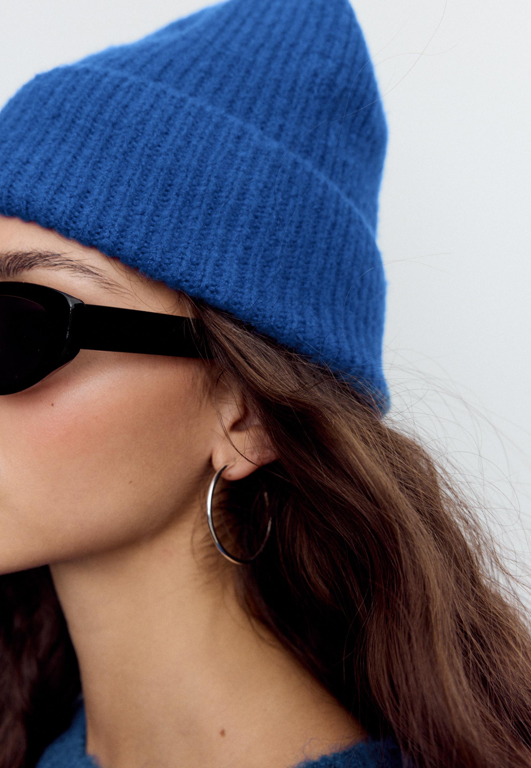 RIBBED BEANIE WITH PLAQUE