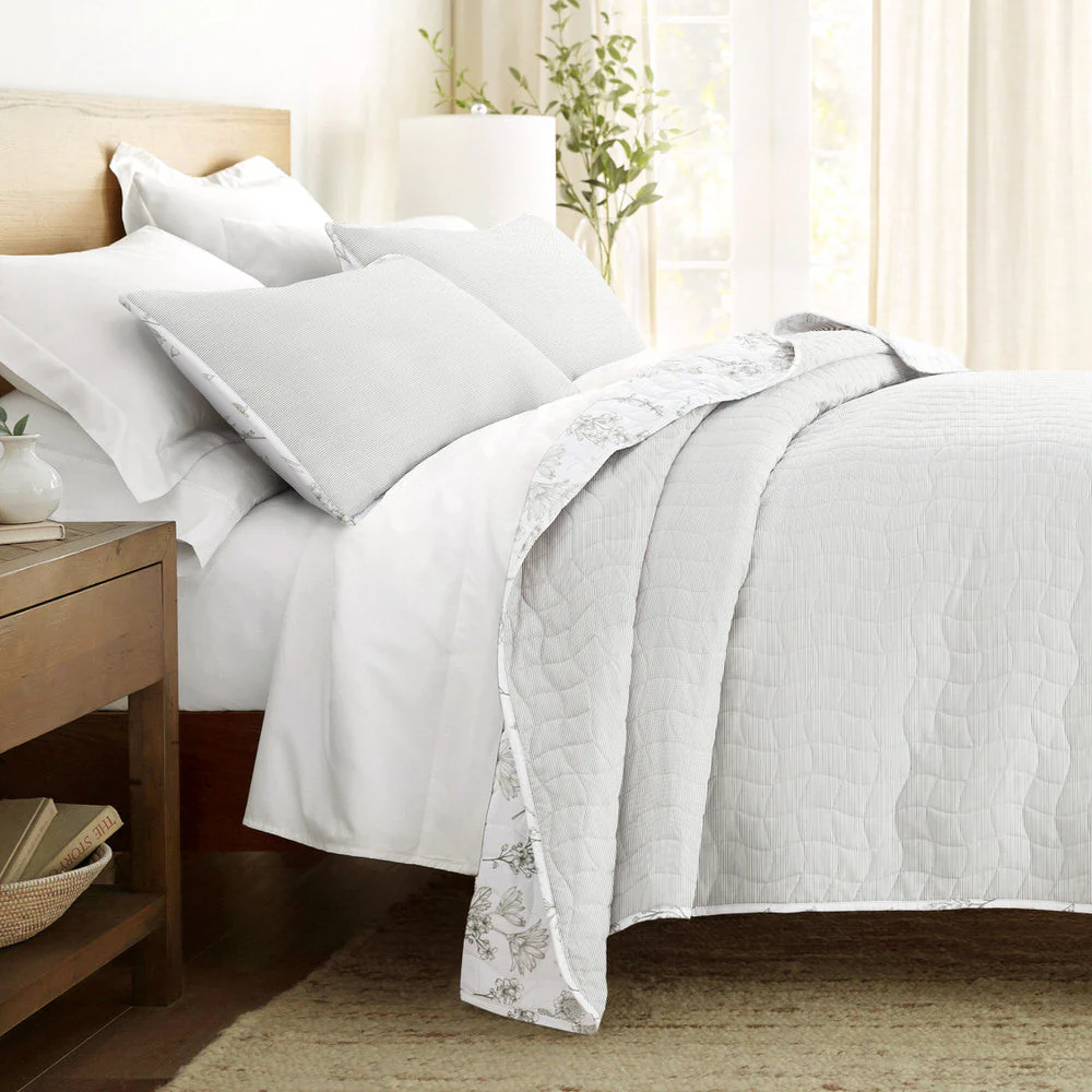 Blooming Daisy Reversible Quilted Coverlet Set (Sale)