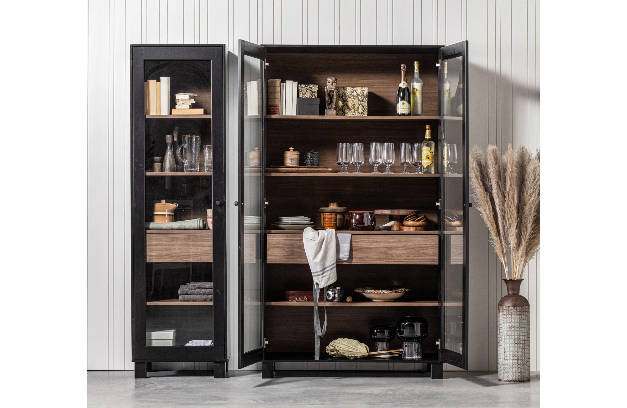 WOOOD 2-deurs vitrinekast Goos grenen zwart/walnoot Goos 2-drs vitrinekast grenen zwart/walnoot