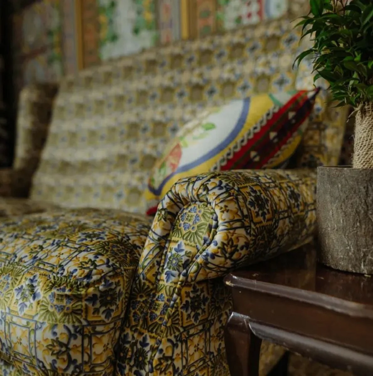 Luxury velvet sofa green / multicolored / black / brass 155 x 93 x H. 101 cm - living room sofa - hotel sofa - living room furniture - hotel furniture - luxury furniture - living room furnishings