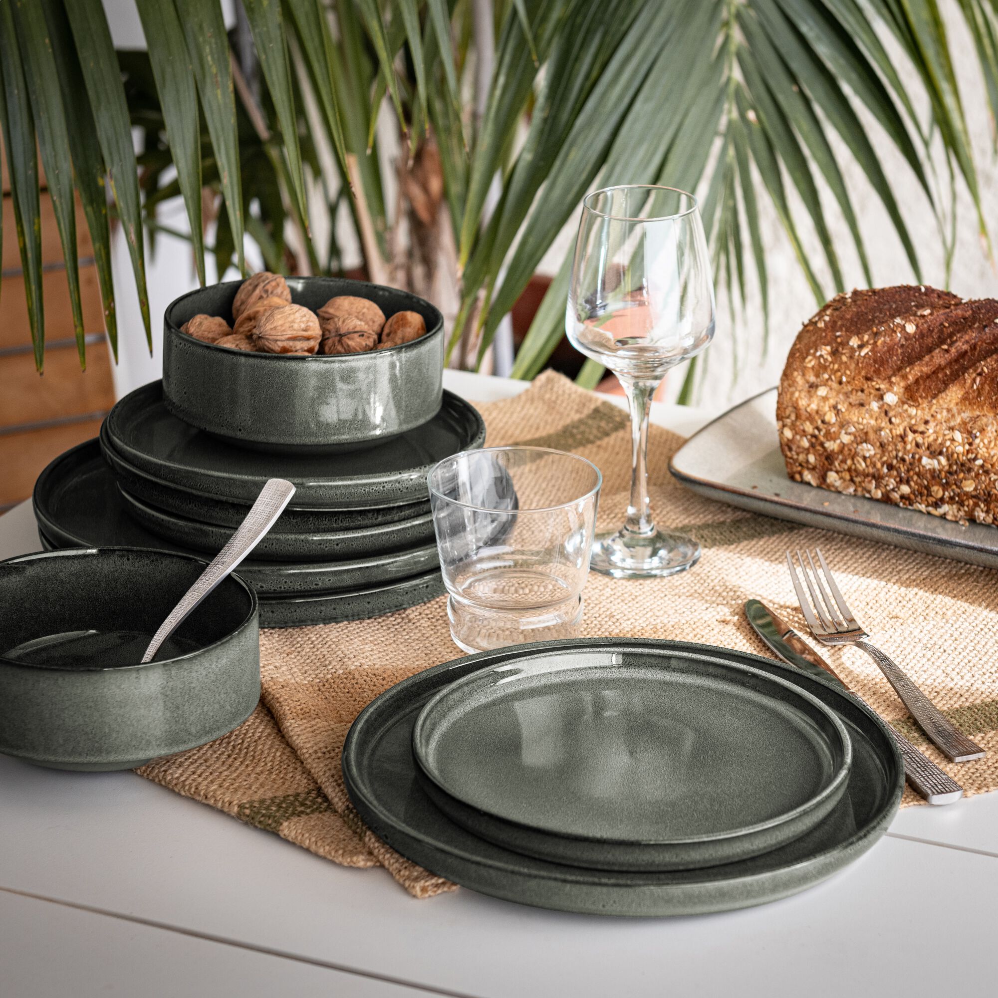 PIETRA - Assiette plate en grès émail réactif D27cm - vert