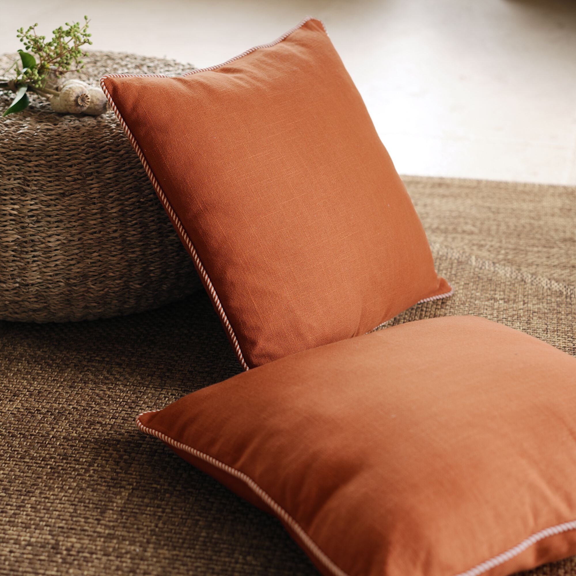 ARLES - Coussin à passepoil bicolore en coton 45x45cm - brun rustrel