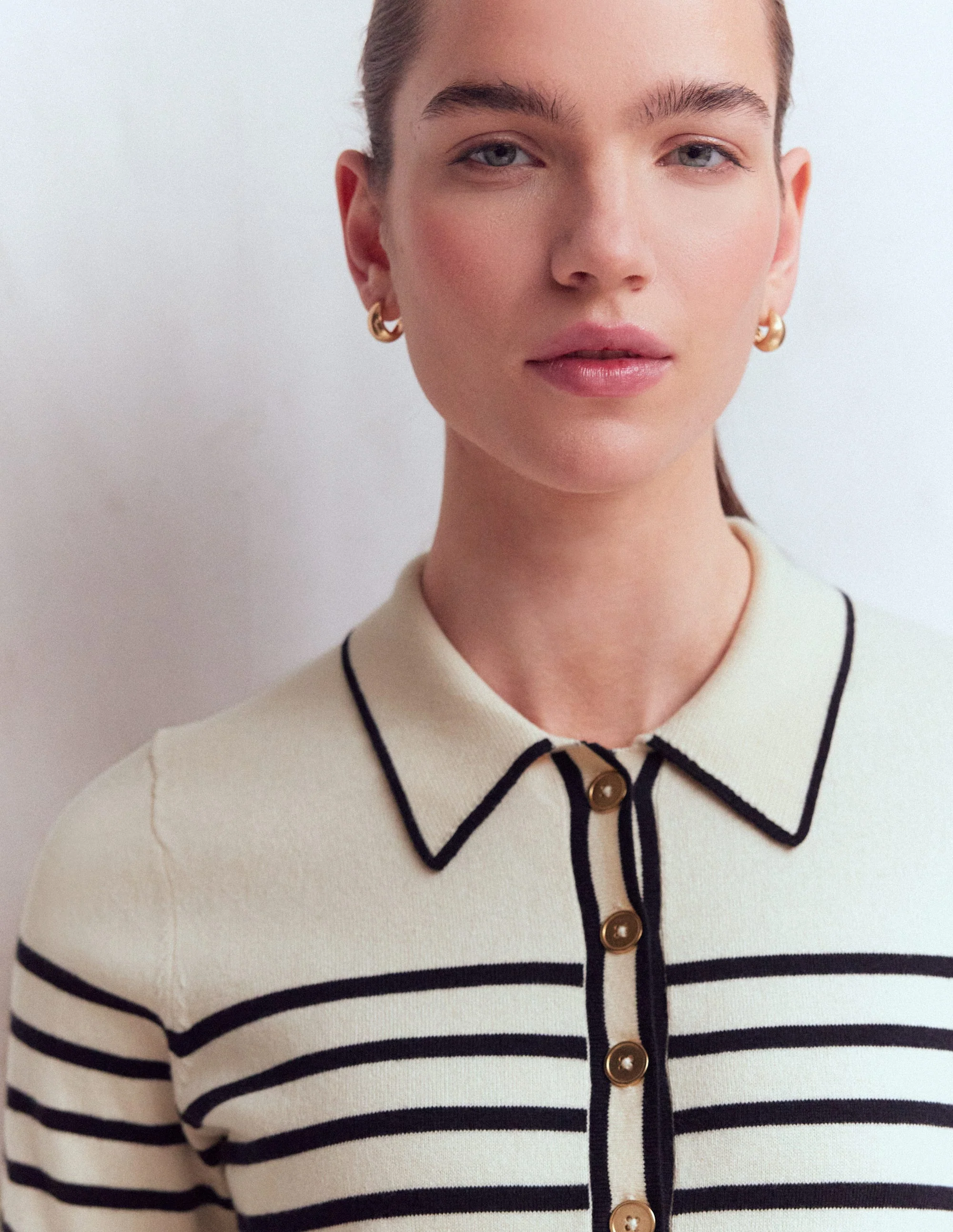 Liz Henley-T-Shirt-Naturweiß. Marineblau