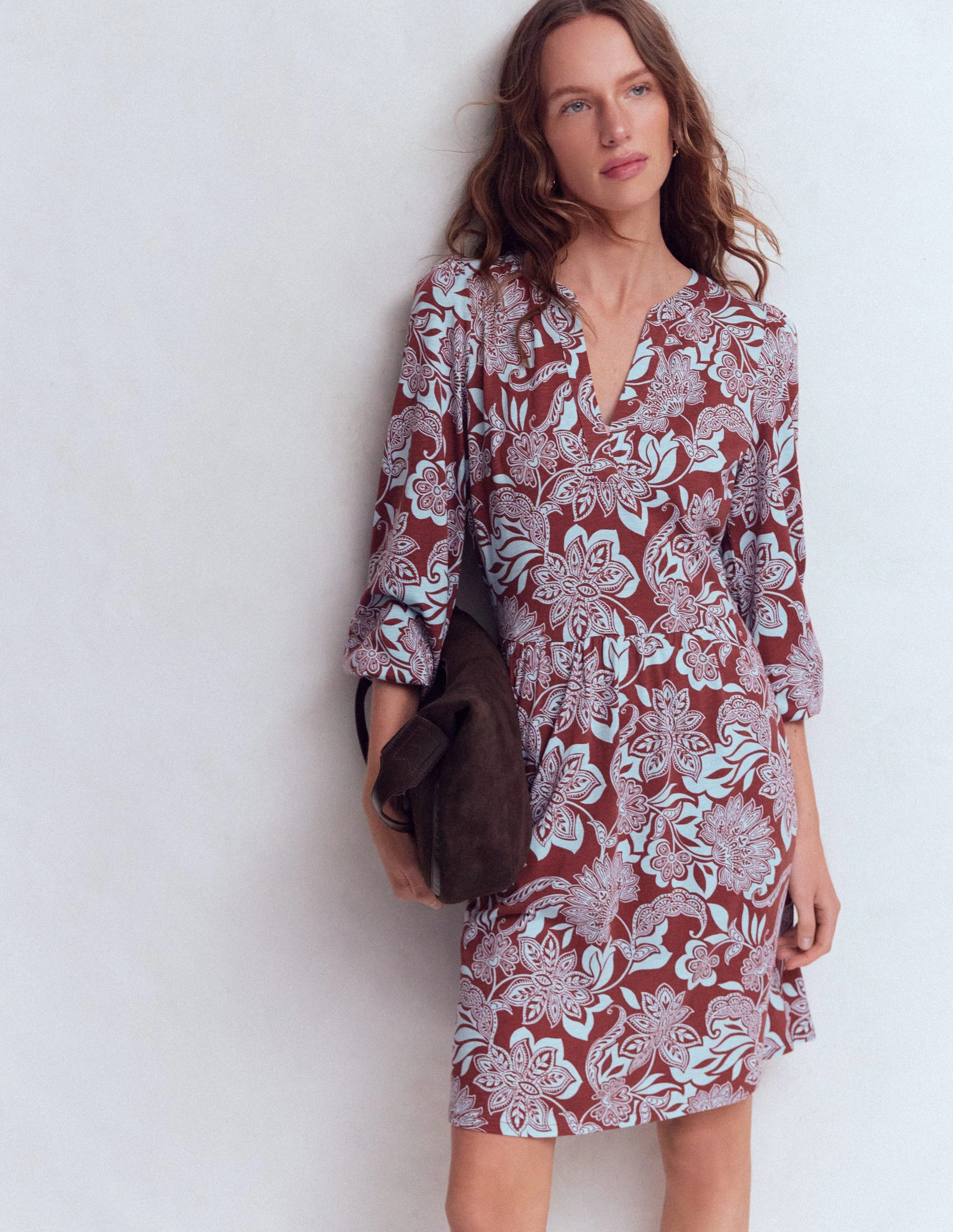 Cathy Jerseykleid mit gekerbtem Ausschnitt-Rostbraun, Elegante Blüten