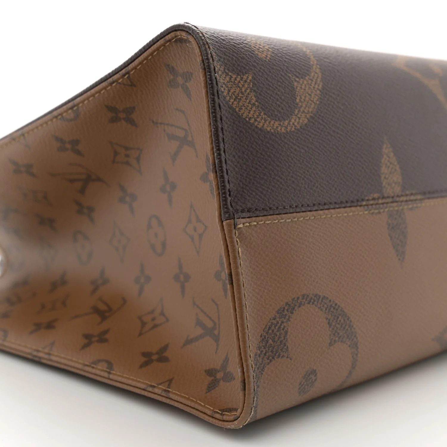 Reverse Monogram Giant Onthego MM - Top Club