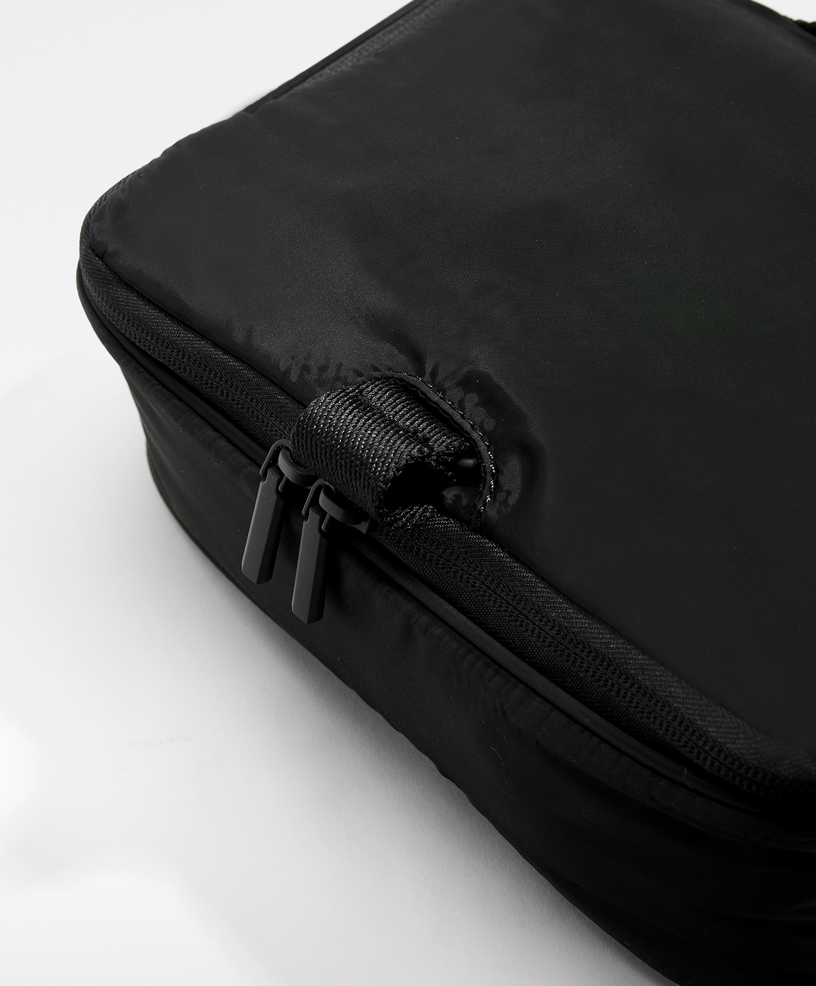 OYSHO Hanging water-repellent wash bag