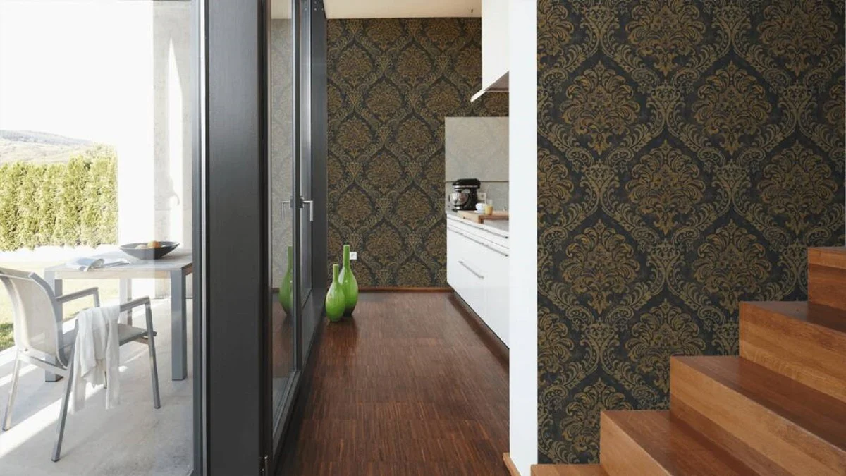Baroque non-woven wallpaper black / gold metallic