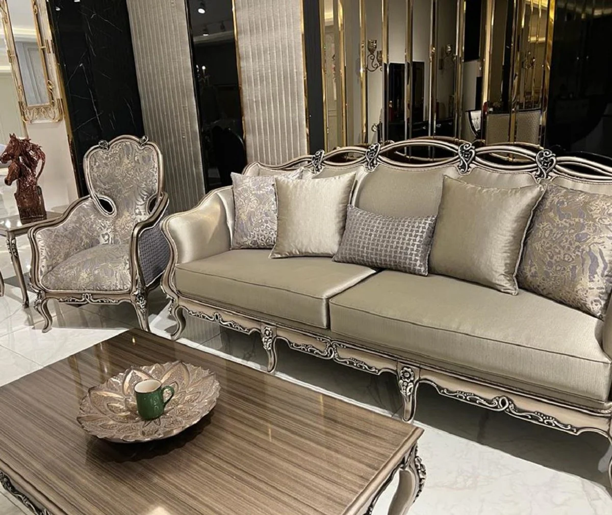 Luxury Baroque Sofa Gold / Purple / Gold - Handmade Living Room Sofa with Decorative Pillows - Living Room Furniture in Baroque Style - Noble & Magnificent