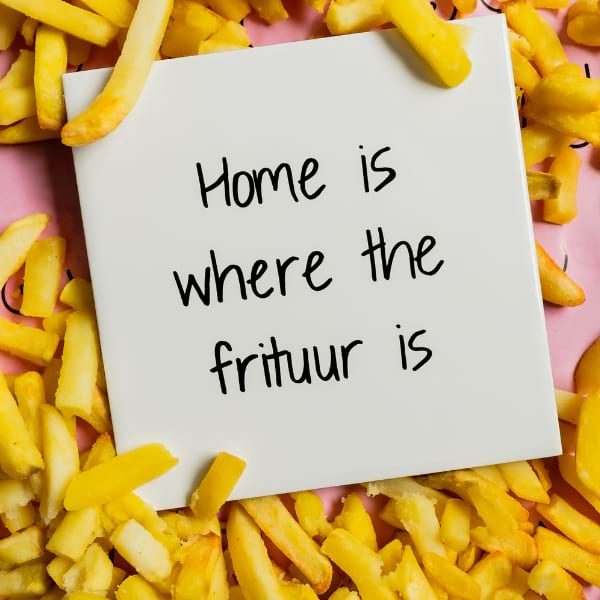 Wandtegel Home is where the frituur is