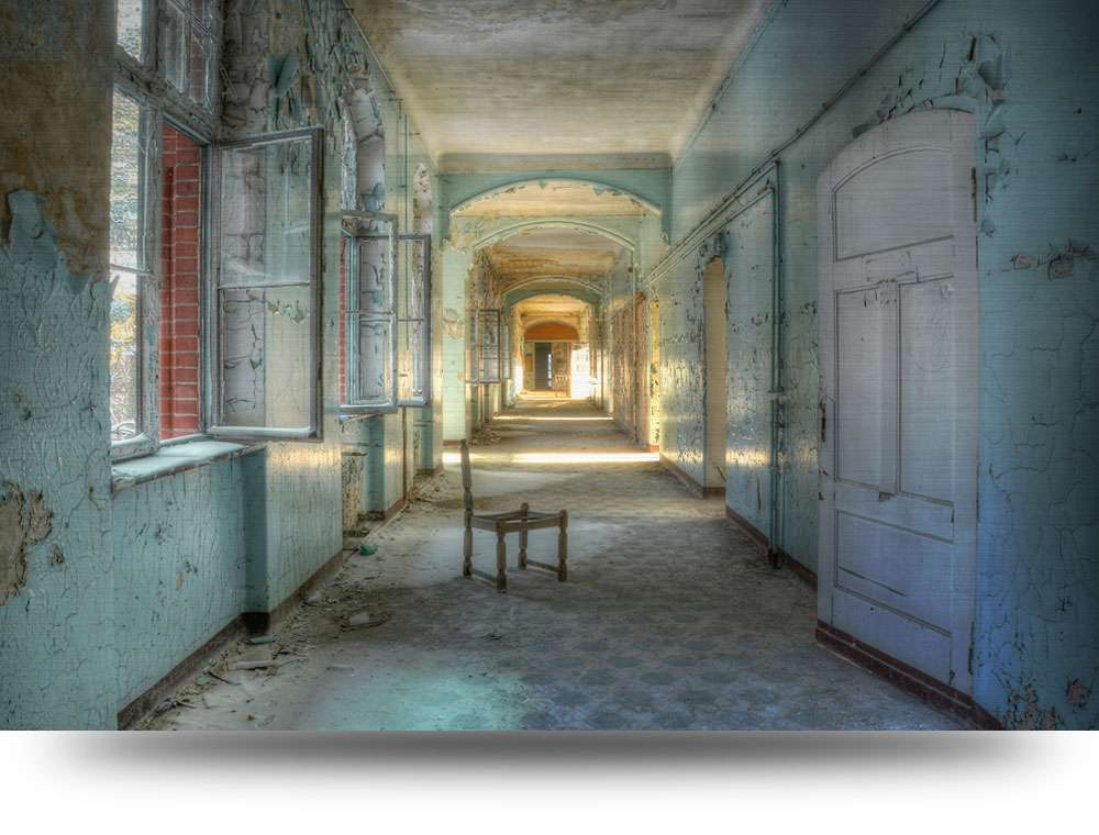 Canvas schilderij - Abandoned Hospital 200 x 100 cm